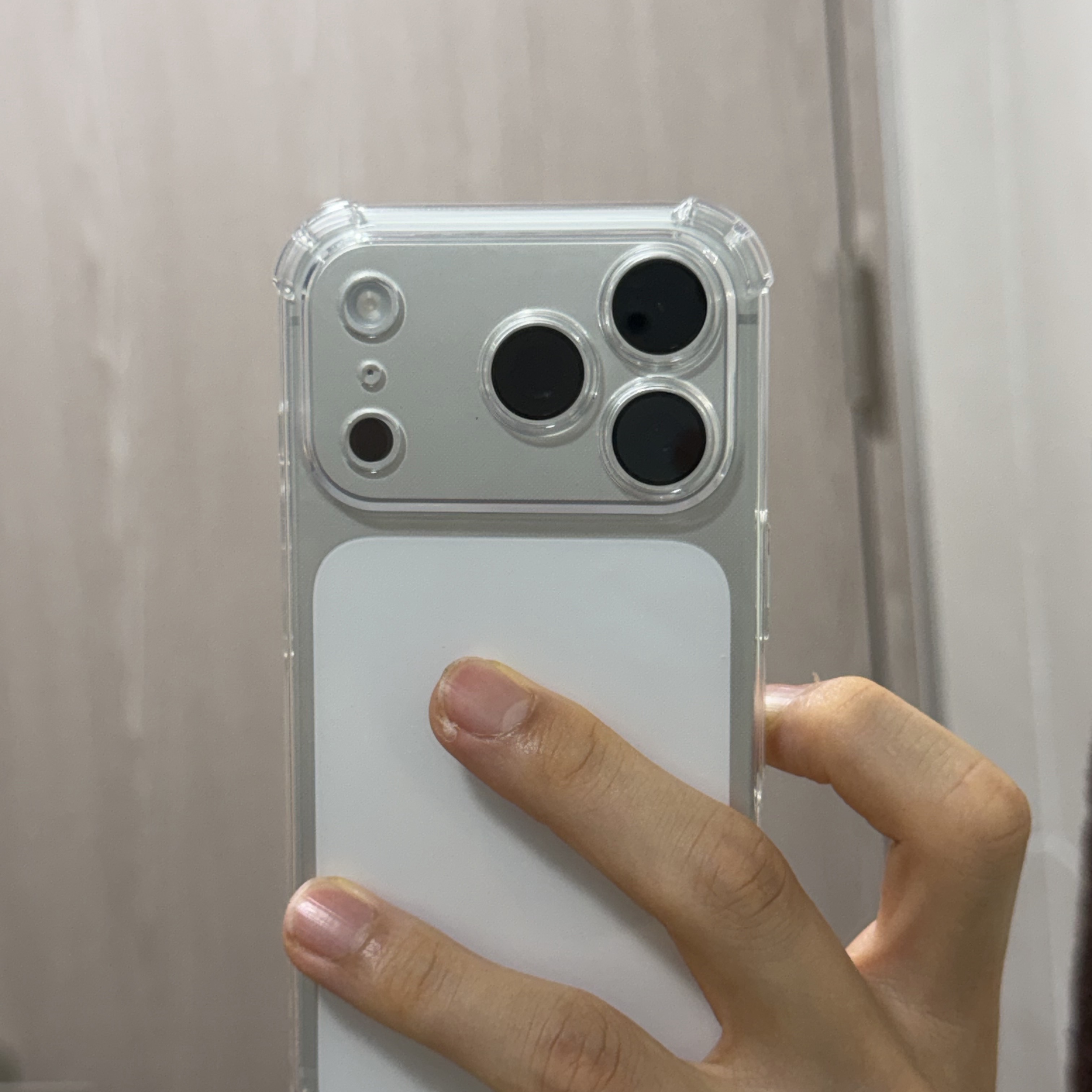 Apple iPhone 17 Pro 256GB Silver 착용 스타일