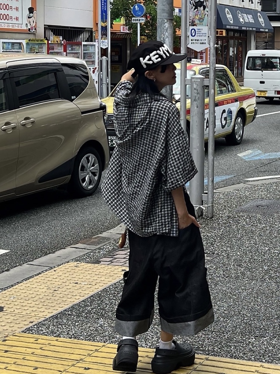Keymisery Whisper Pillbox Cap Black, Crocs Stomp Clog Black 착용 스타일 - 3
