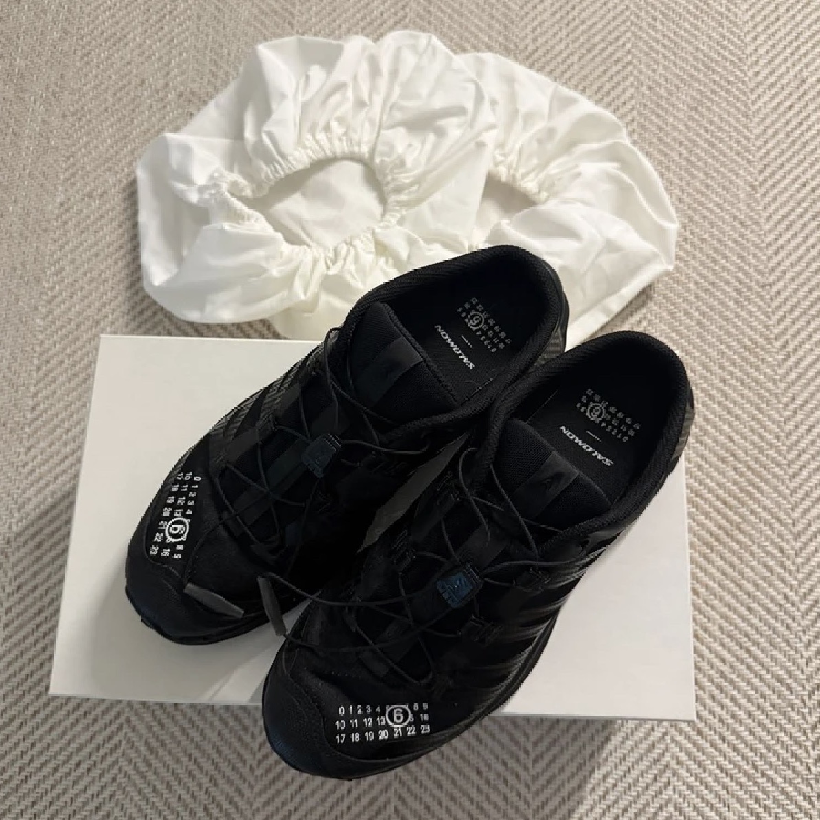 Salomon x MM6 Maison Margiela XT-4 Mule Black 착용 스타일