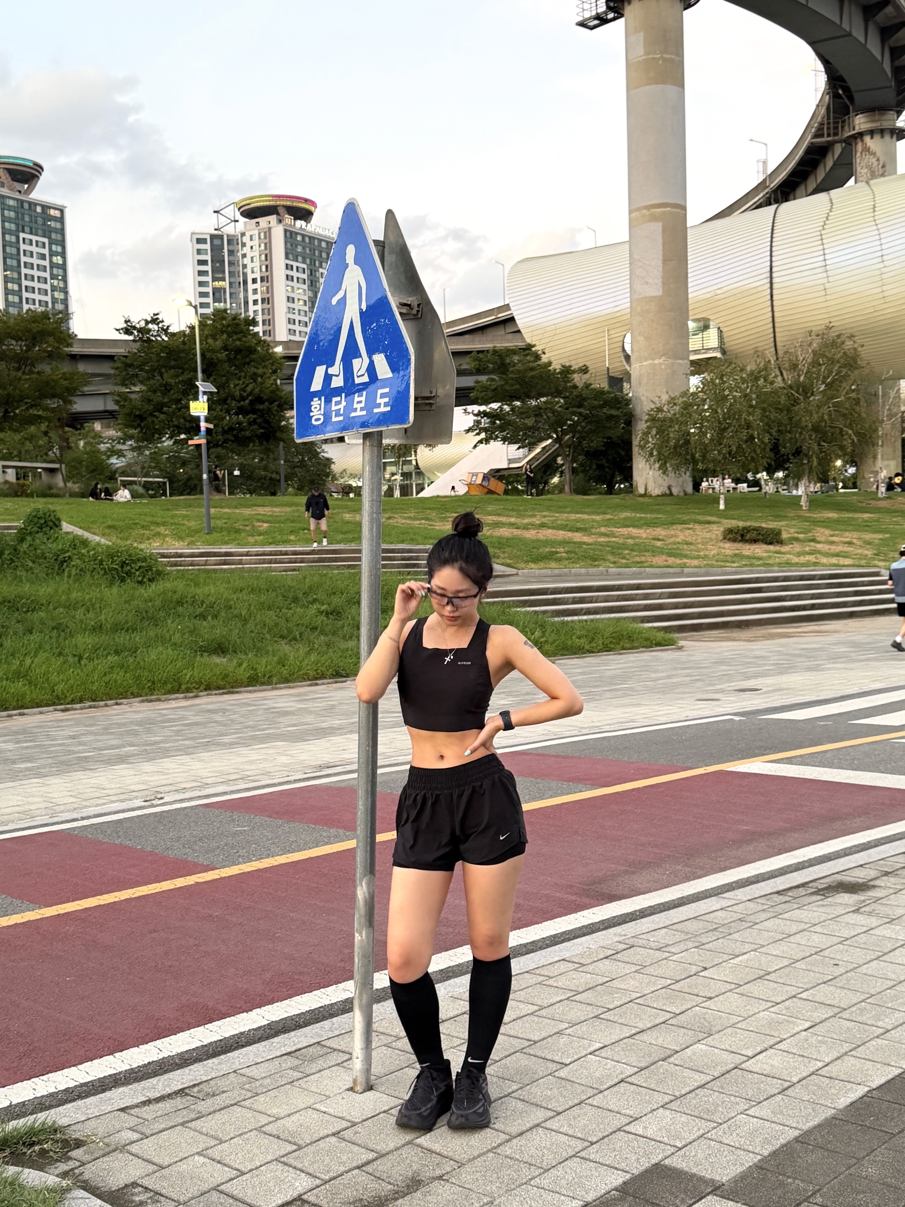 라이다 페이스 R020 세미 블랙 R+ 클리어 포토크로믹 그레이, (W) 나이키 스위프트 드라이핏 미드 라이즈 투인원 러닝 쇼츠 블랙 착용 스타일 - 4