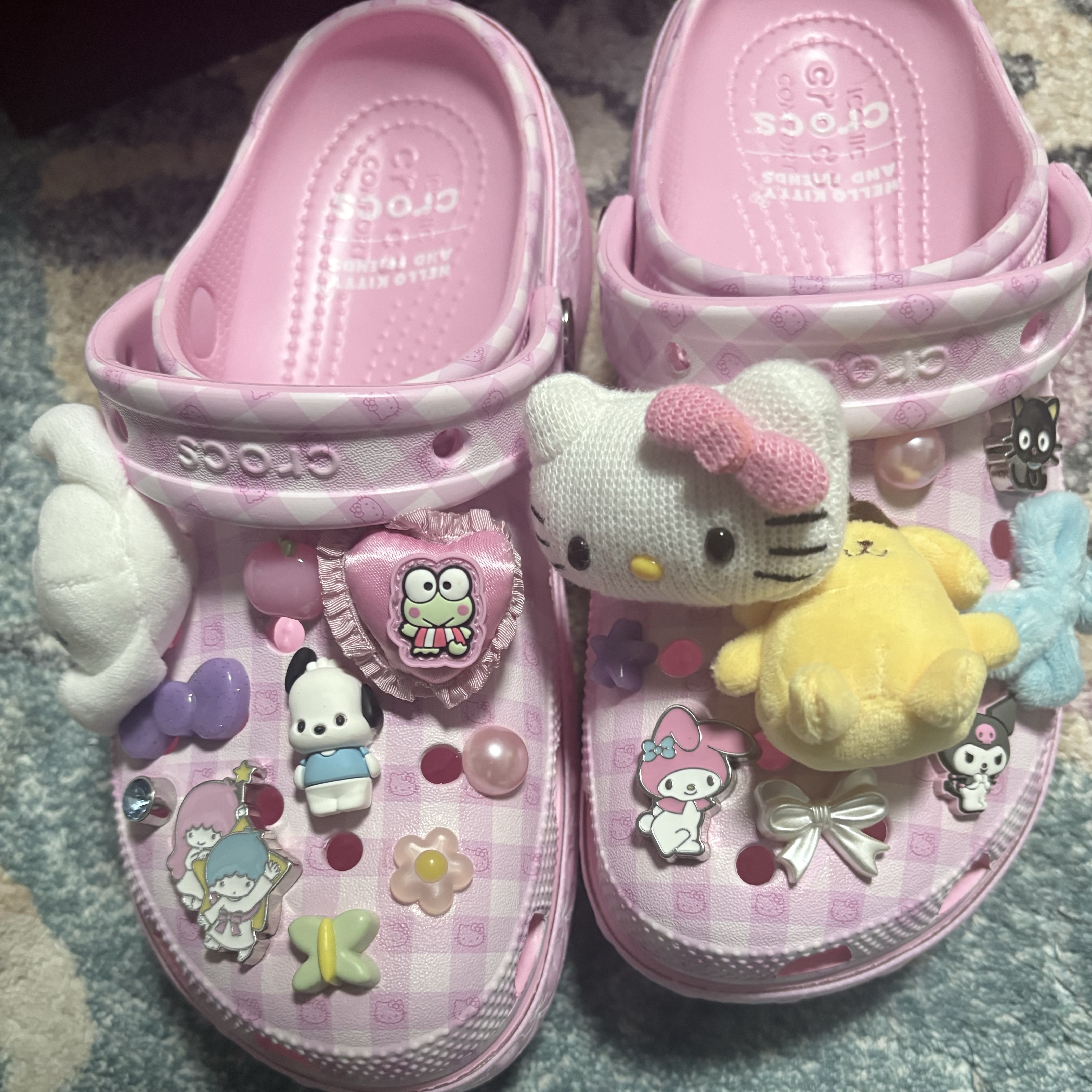 (W) Crocs x Sanrio Hello Kitty & Friends Classic Platform Clog Multi 착용 스타일