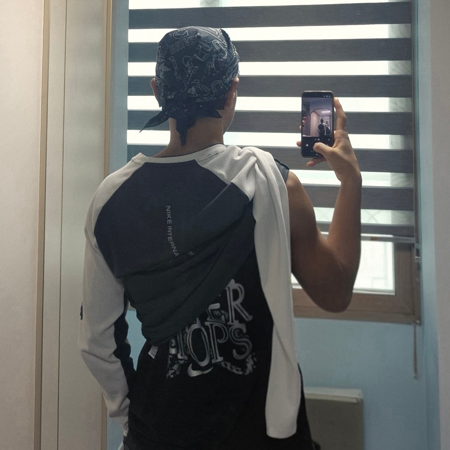 Nike Sleeveless Training T-Shirt Black - Asia, AMOU Camo One Tuck Bermuda Pants Charcoal 착용 스타일 - 1