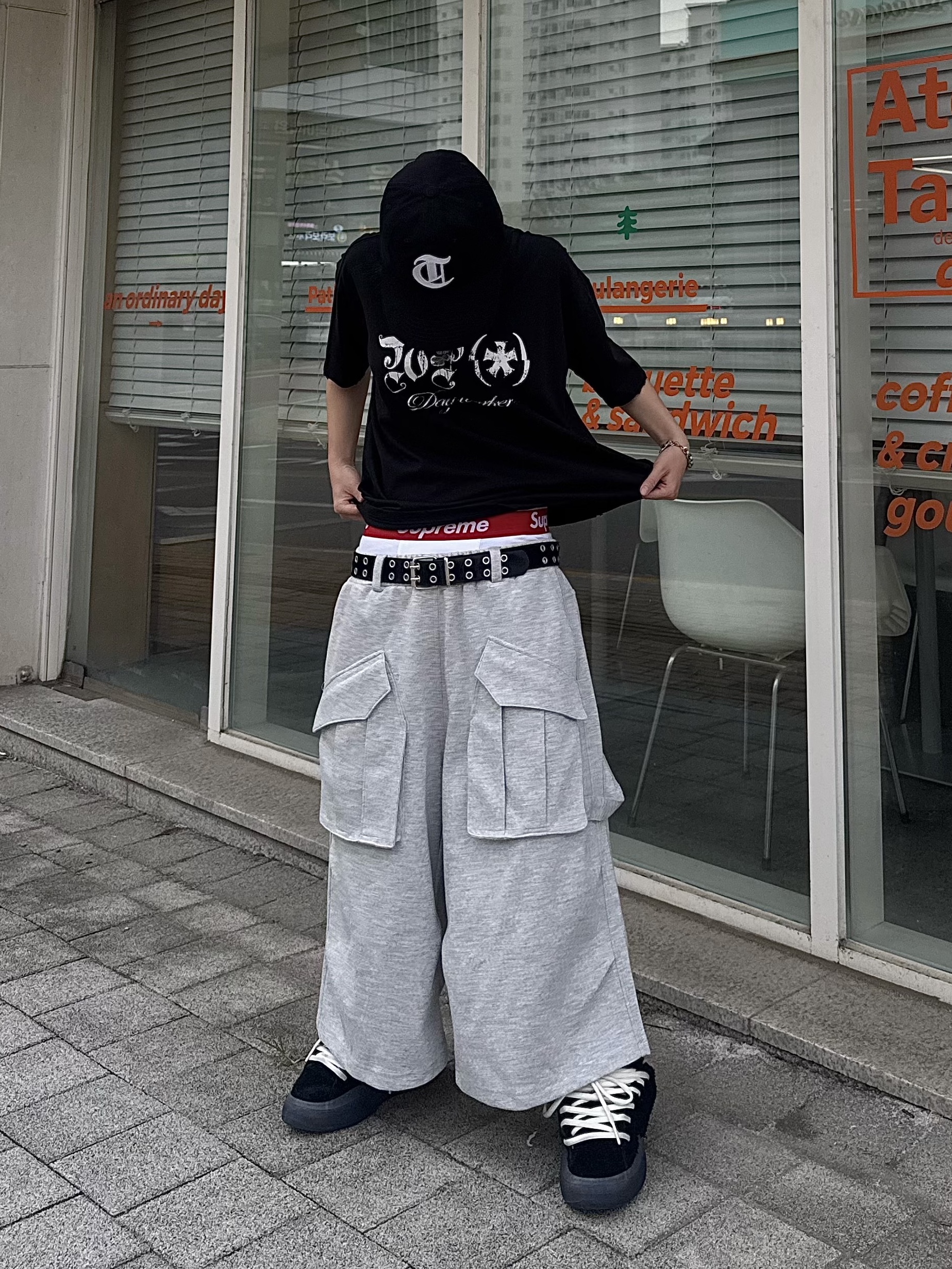 [KREAM 단독] Flavorism Bermuda Cargo Sweat Pants Melange, Wapworks Dayworker T-Shirt Black 착용 스타일 - 5