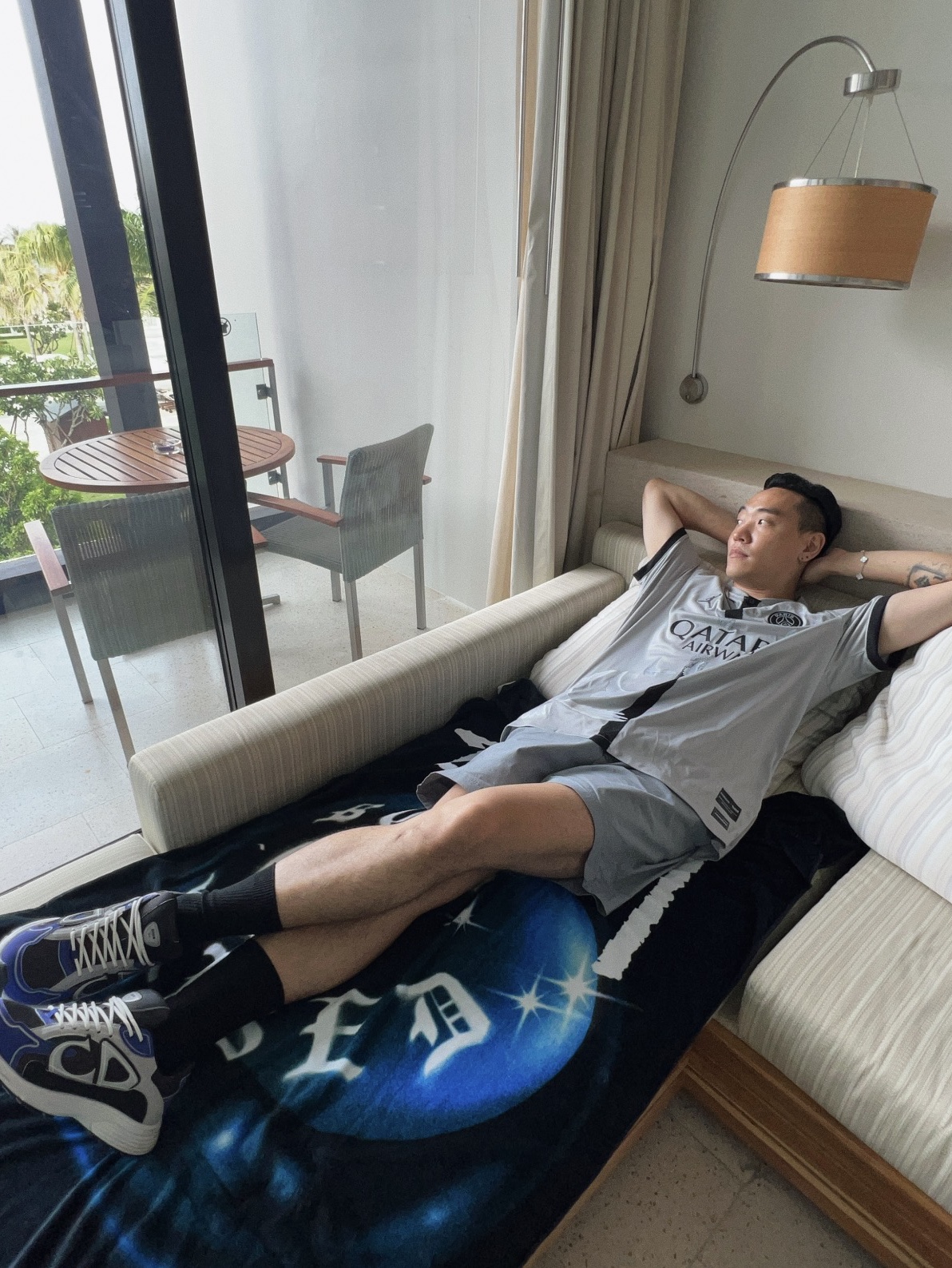 Stussy x Born X Raised Beach Towel Multi, Jordan x Paris Saint-Germain x 3.Paradis 2022/23 Dri-Fit Stadium Away Jersey Light Smoke Grey 착용 스타일 - 4
