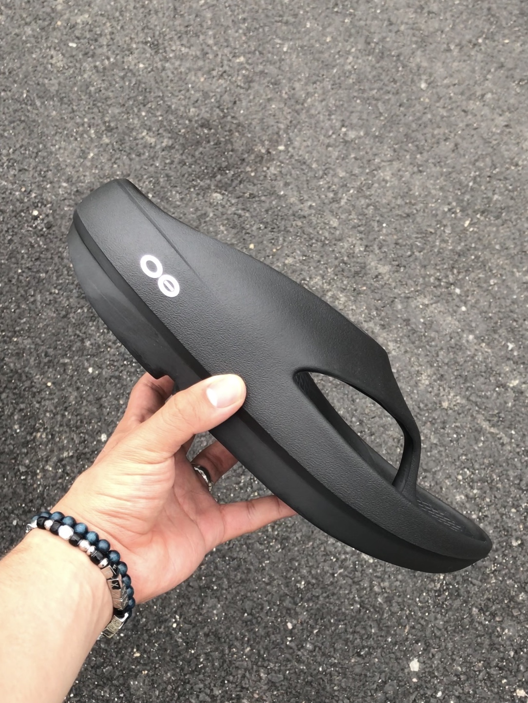 Oofos Ooriginal Plus Black 착용 스타일 - 3