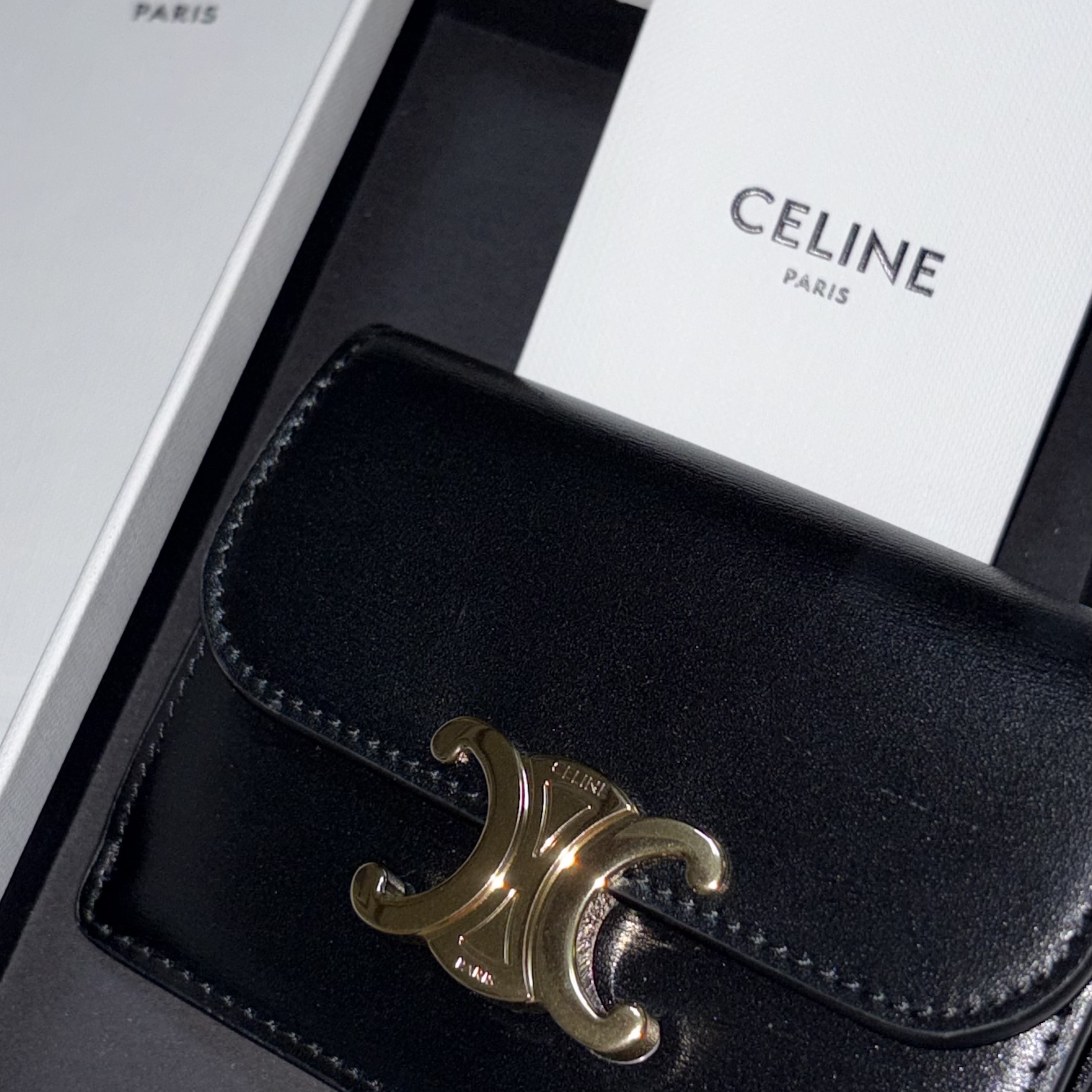 Celine Card Holder with Flap in Shiny Calfskin Black 착용 스타일 - 1