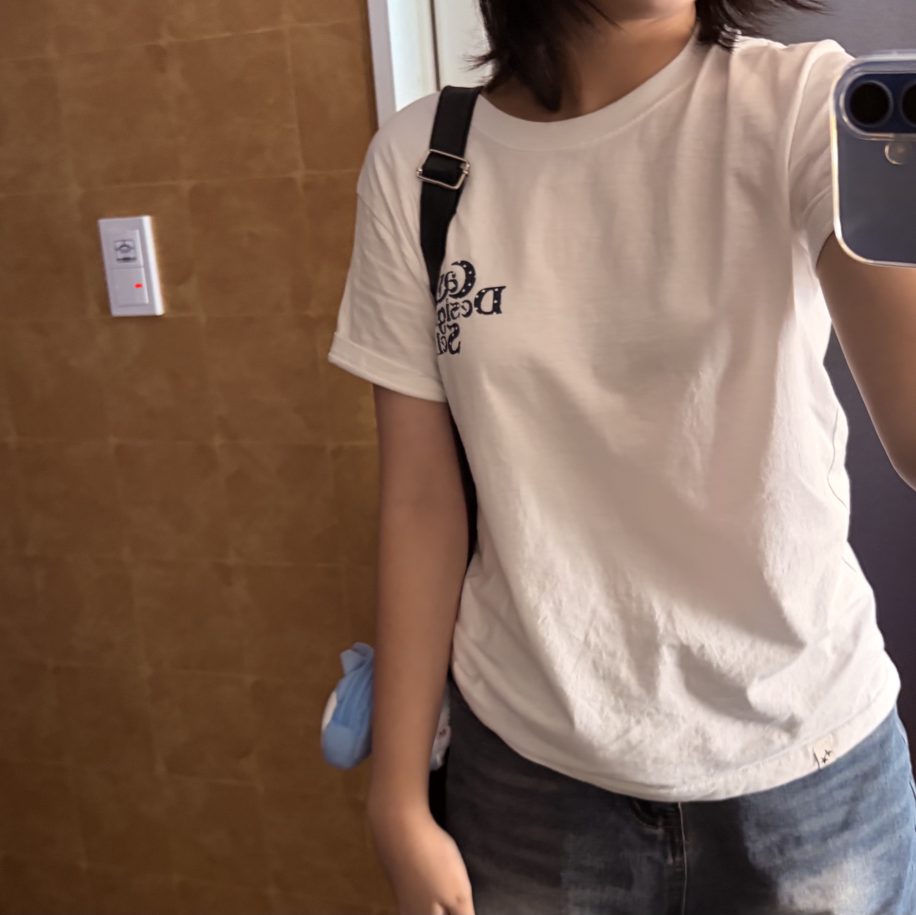 CAVISH W Star Seller Logo SS Tee White 착용 스타일 - 3