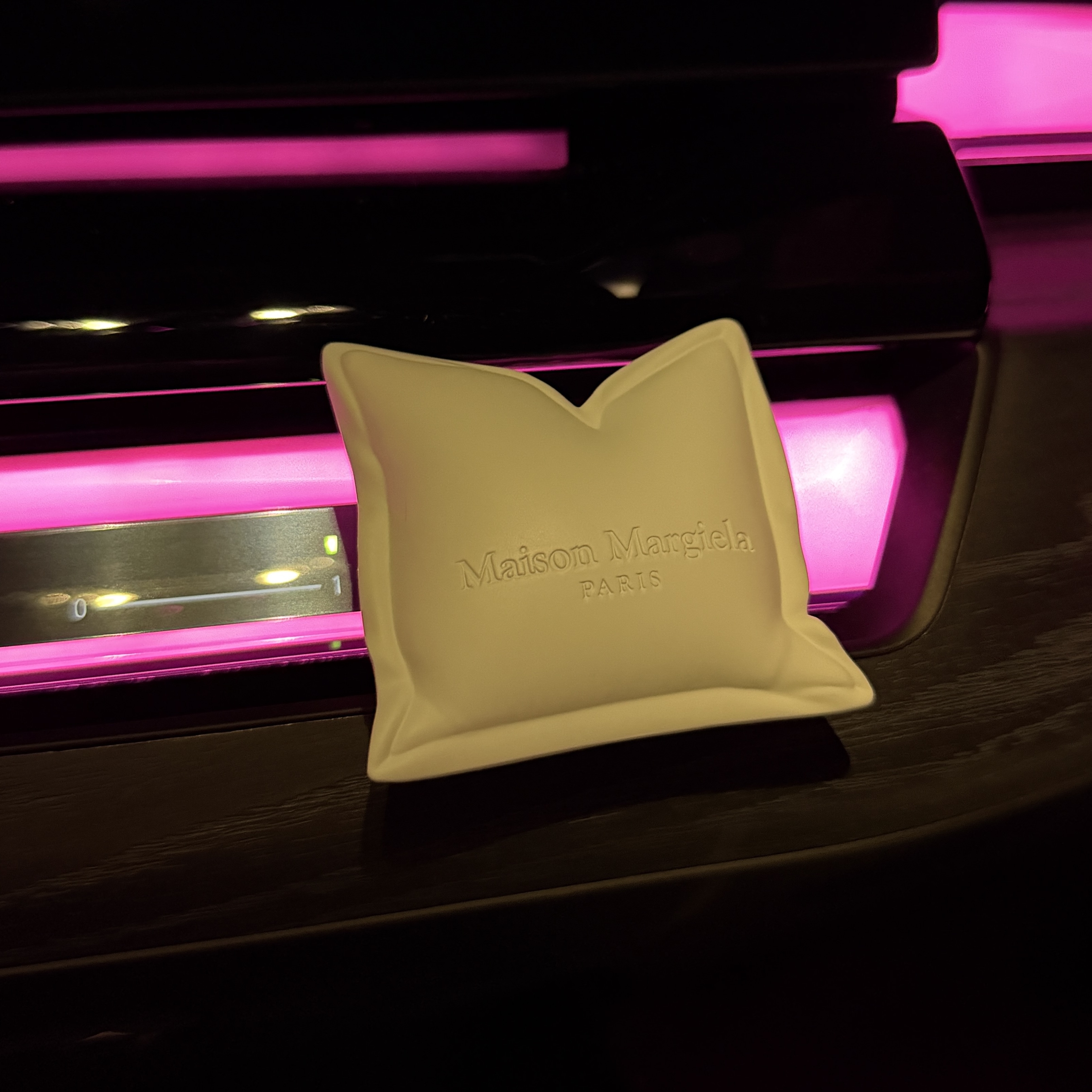[사은품 이벤트] MAISON MARGIELA REPLICA LAZY SUNDAY MORNING CAR DIFFUSER 착용 스타일