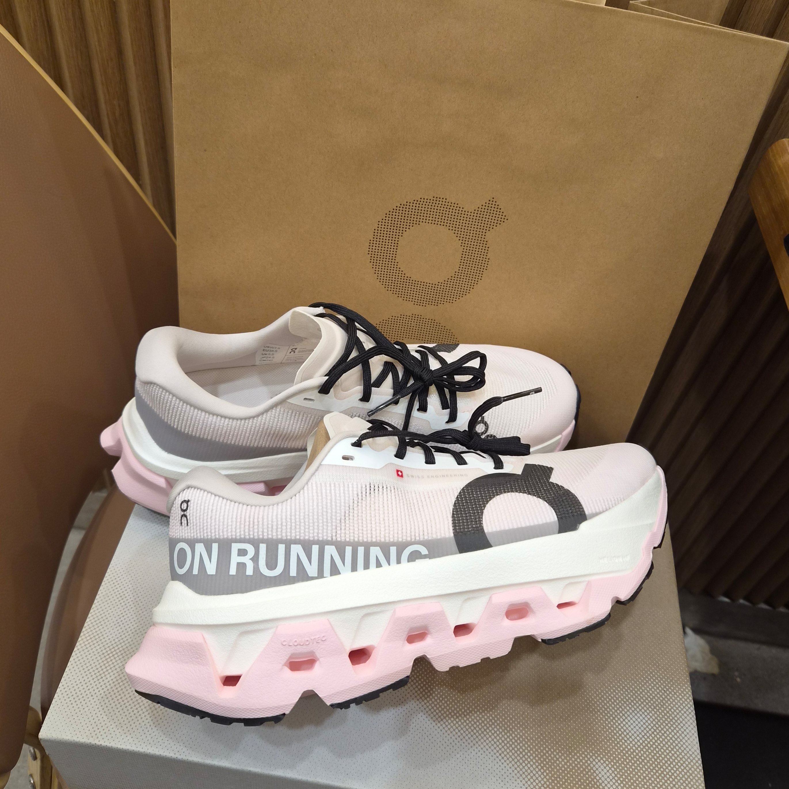 (W) On Running Cloudmonster 3 Hyper Ivory Peony 착용 스타일