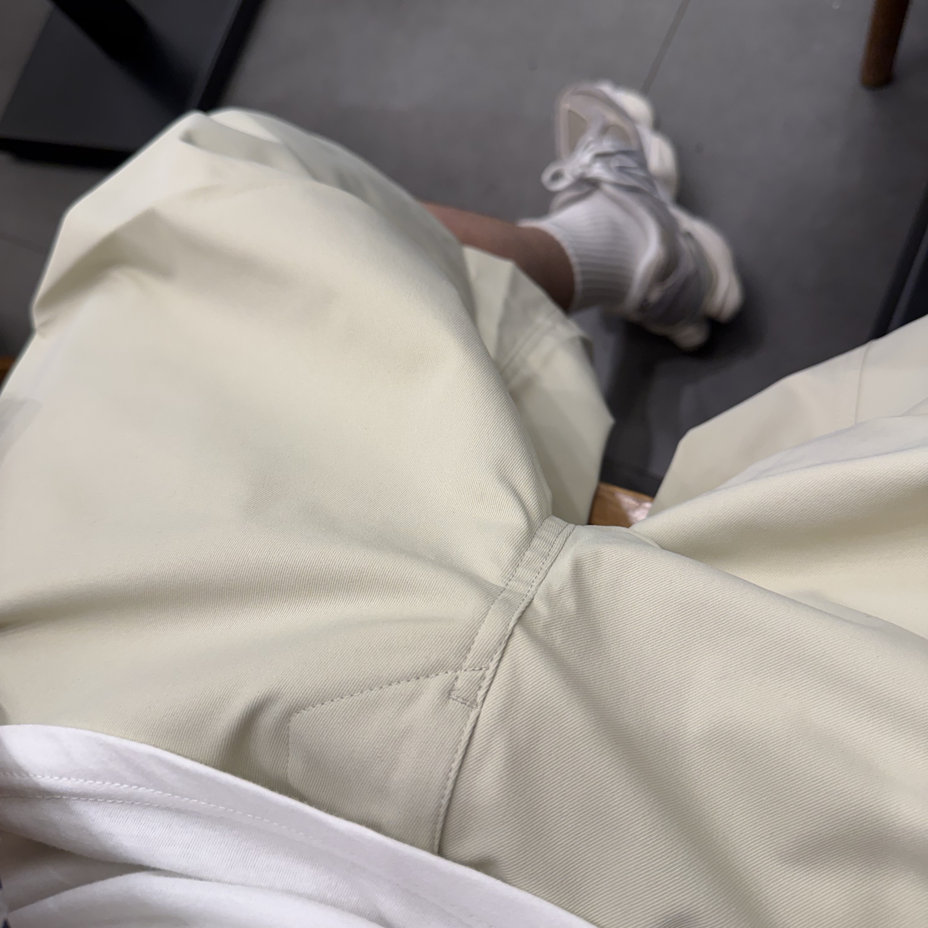 Nonnod Alpine Carpenter Shorts Beige 착용 스타일