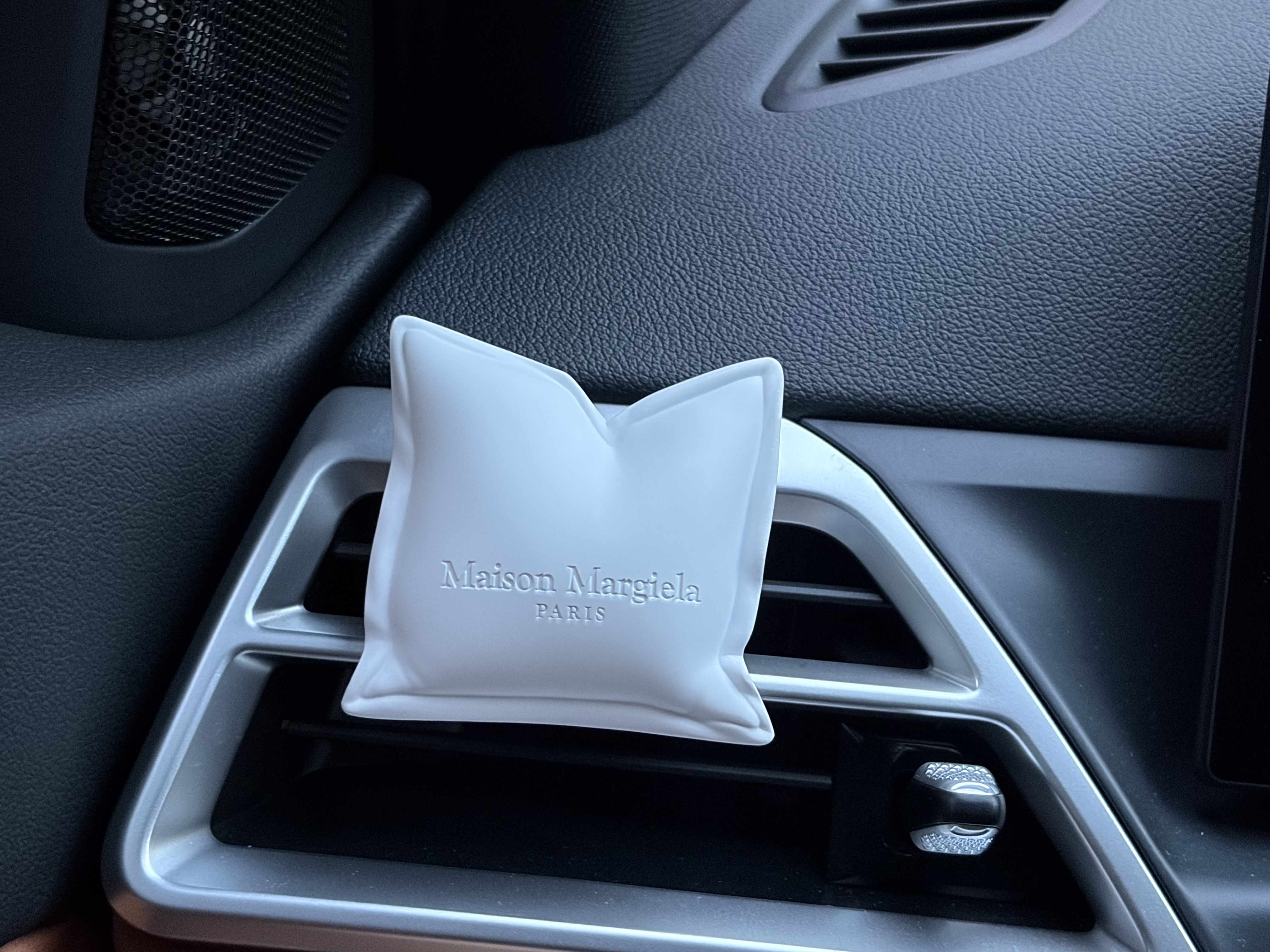 [사은품 이벤트] MAISON MARGIELA REPLICA LAZY SUNDAY MORNING CAR DIFFUSER 착용 스타일