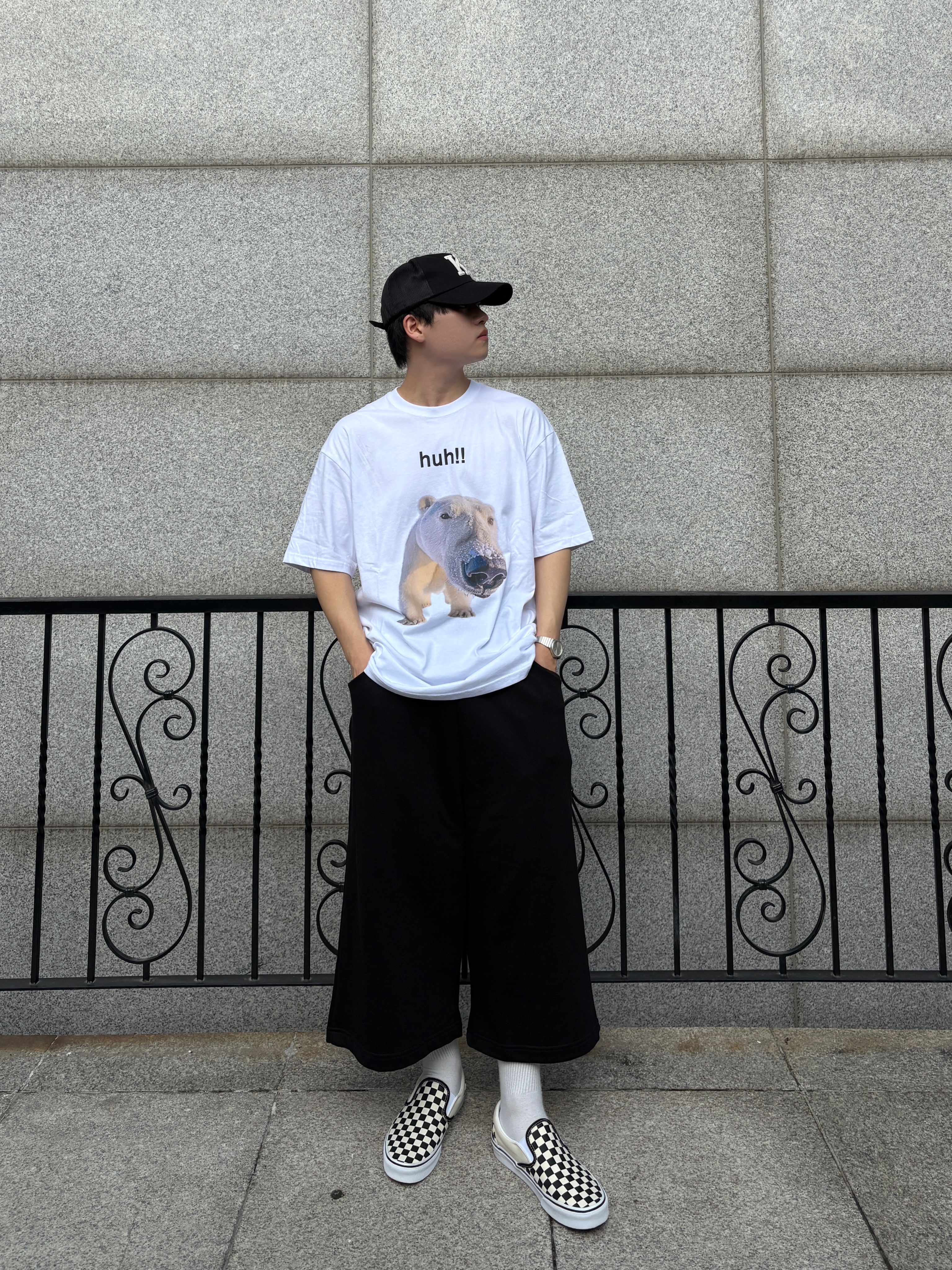 Suade Huh Tee White, Vans Slip-On Checkerboard 착용 스타일 - 2