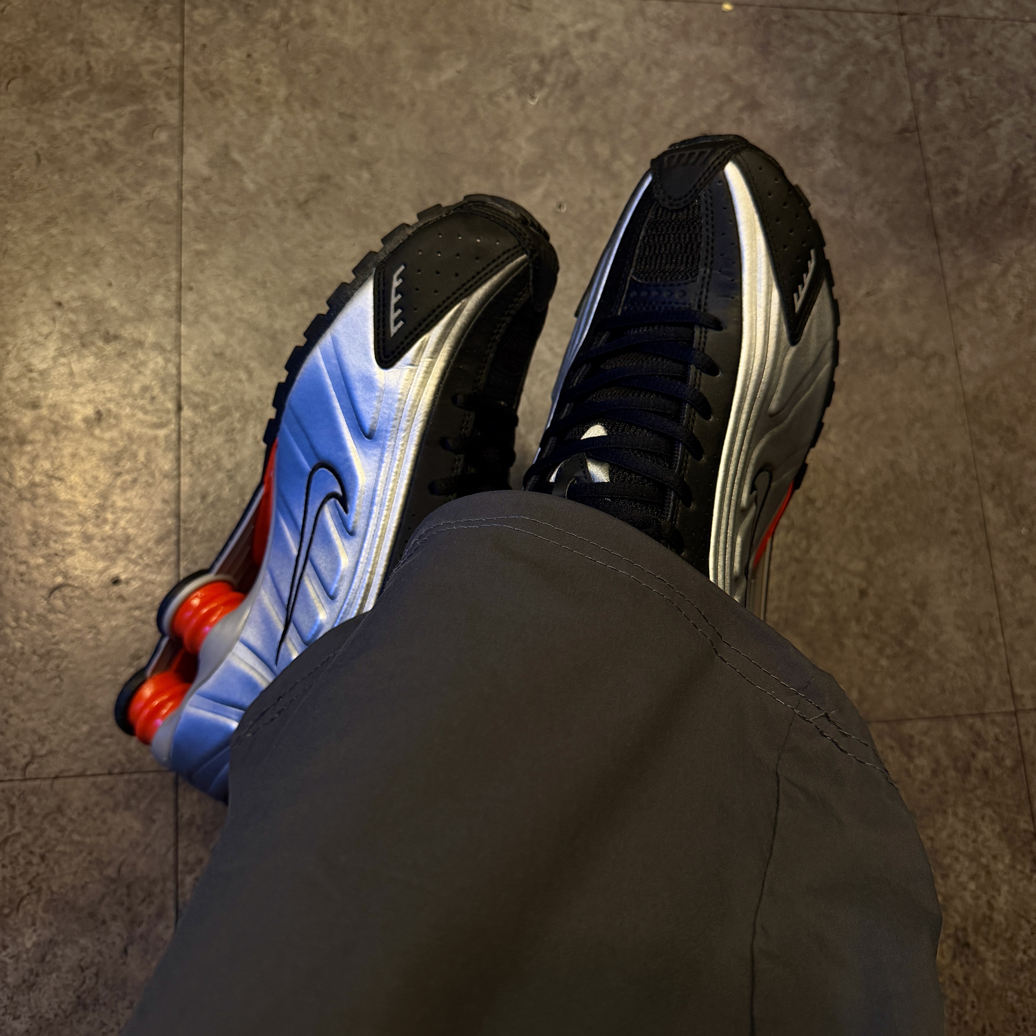 Nike Shox R4 Metallic Silver Red 착용 스타일