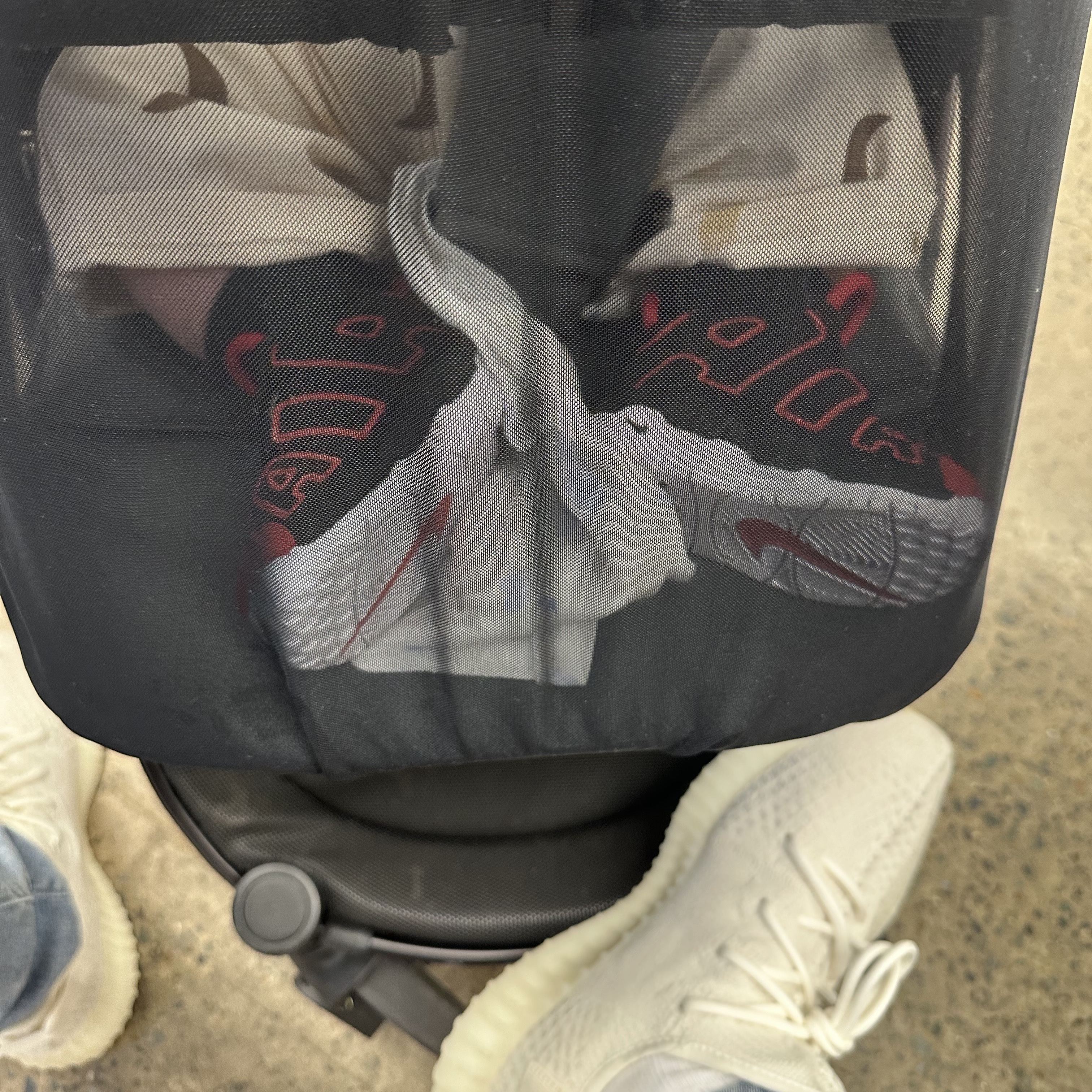 Adidas Yeezy Boost 350 V2 Bone 착용 스타일