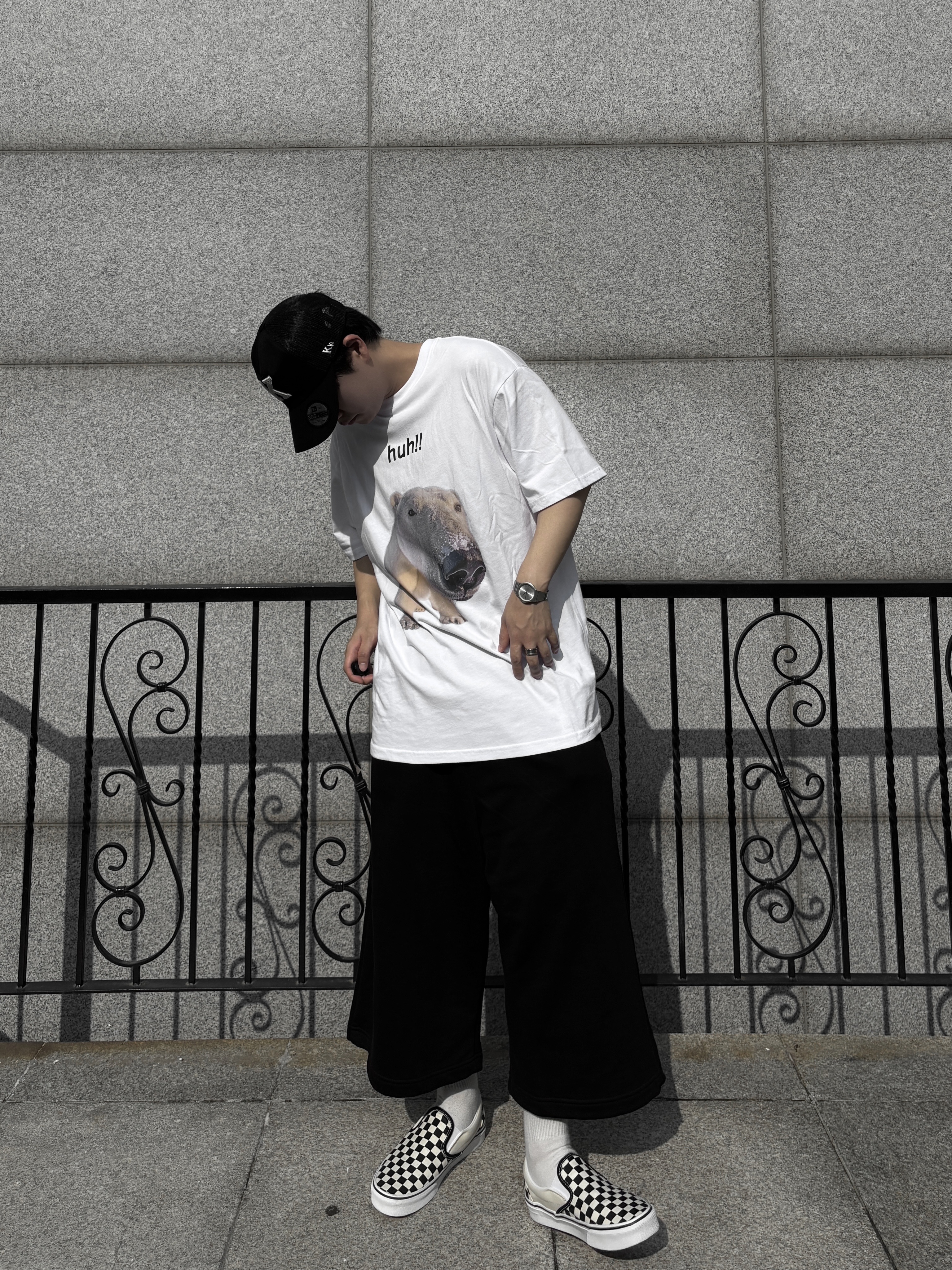 Suade Huh Tee White, Vans Slip-On Checkerboard 착용 스타일 - 3
