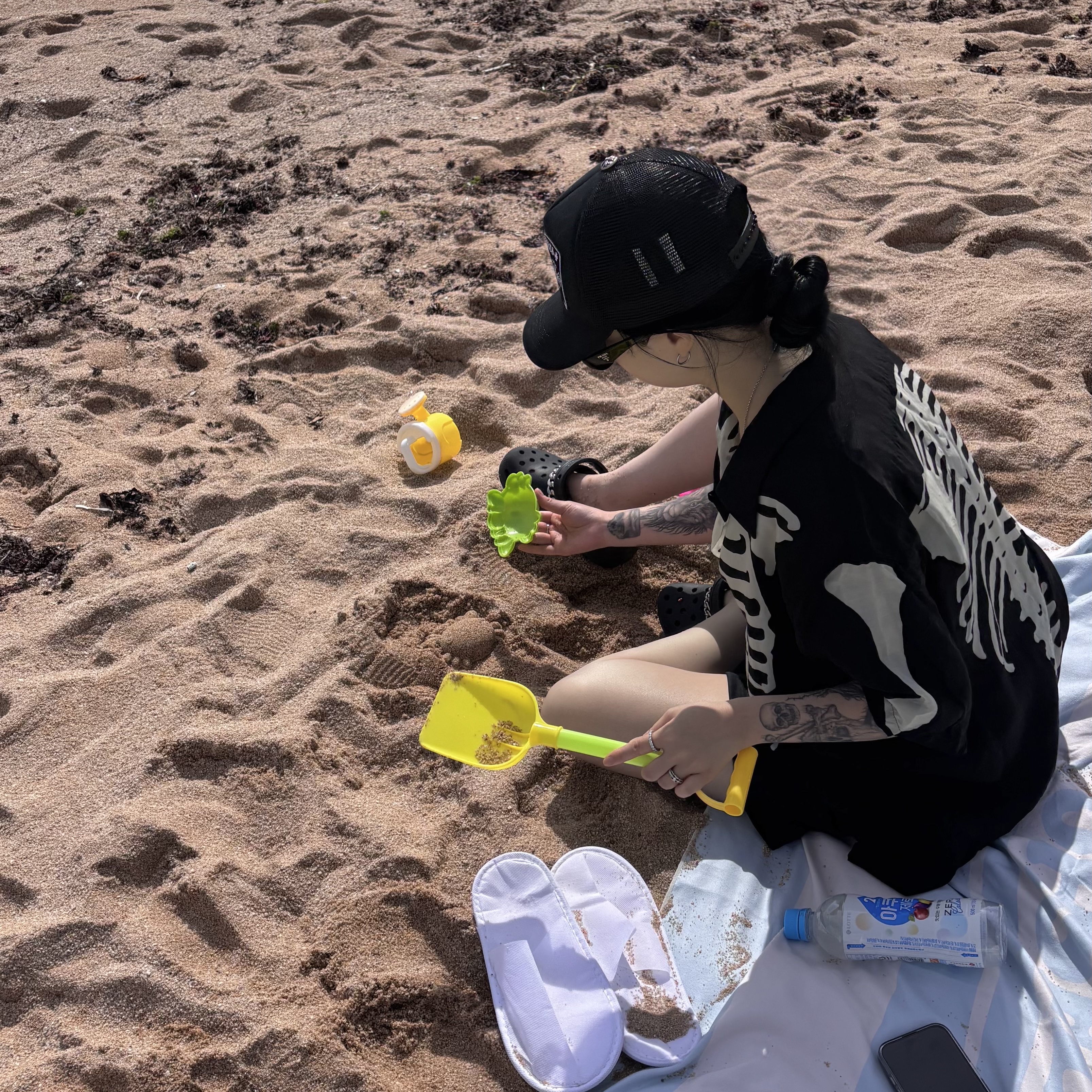 Kapital Silk Rayon Bone Aloha Shirt Black, Chrome Hearts CH Las Vegas Trucker Hat Black 착용 스타일