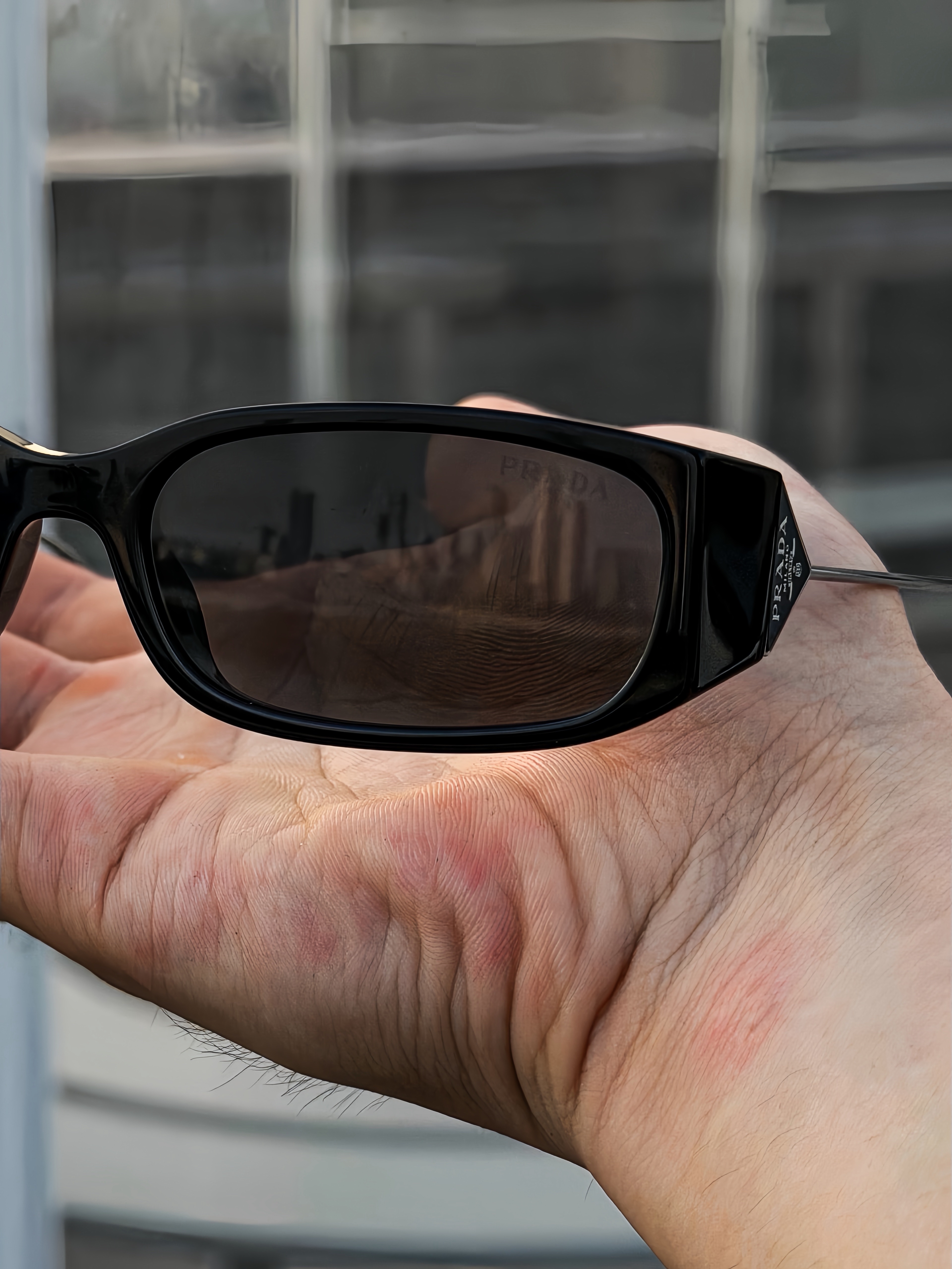 Gentle Monster x Prada 1 01 Black Black 착용 스타일 - 3