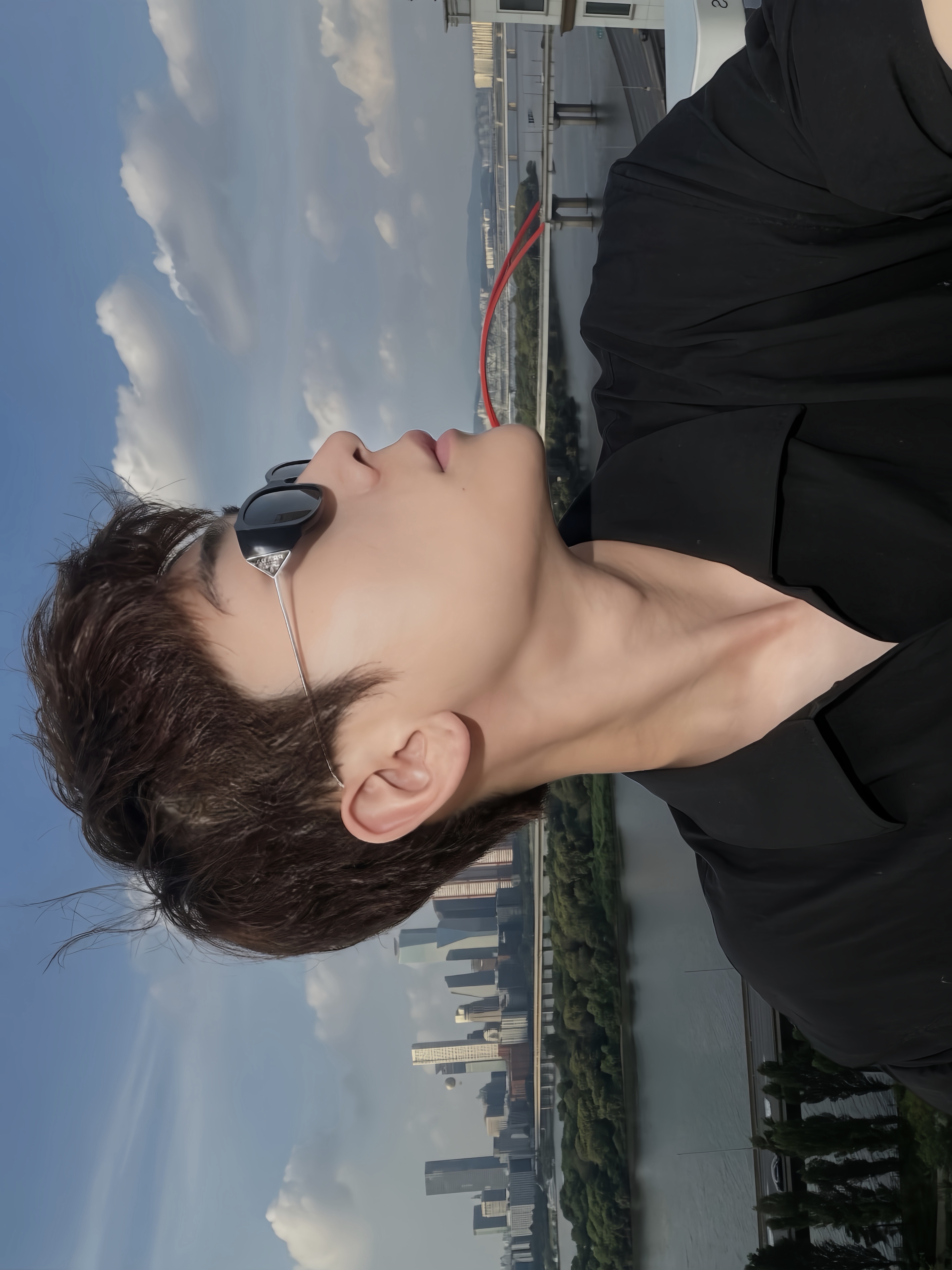 Gentle Monster x Prada 1 01 Black Black 착용 스타일 - 1