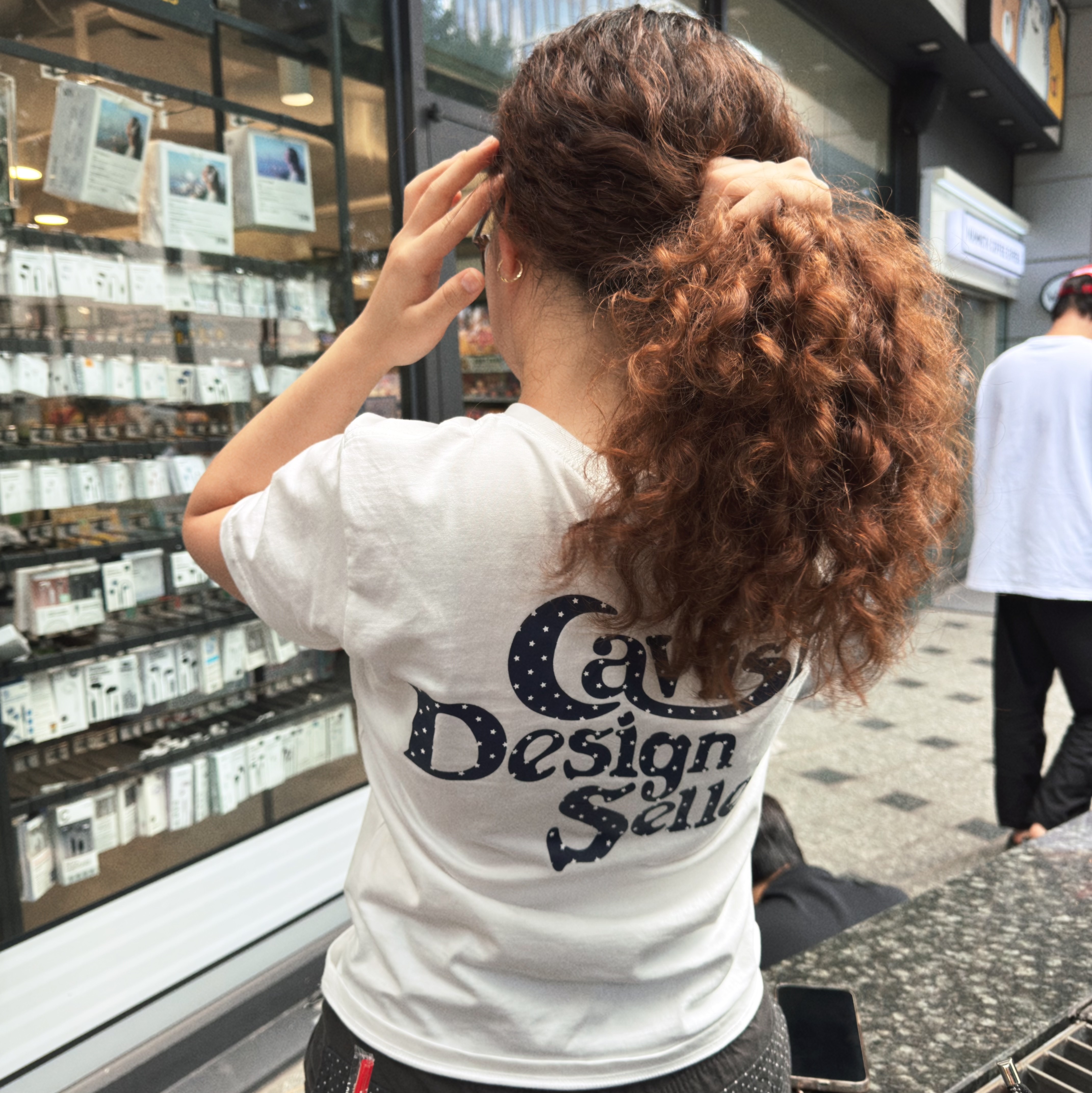 CAVISH W Star Seller Logo SS Tee White 착용 스타일 - 2