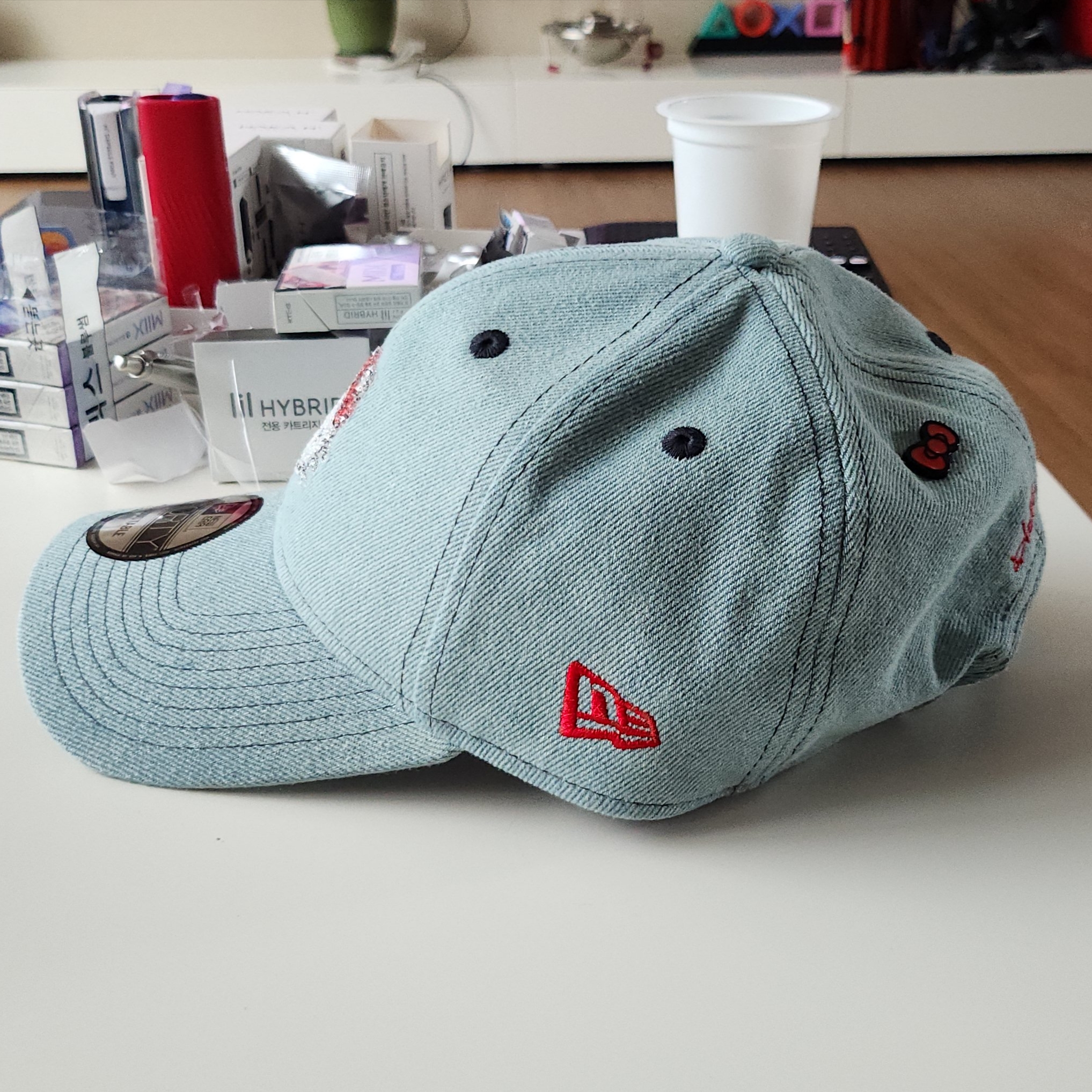 New Era x Sanrio Hello Kitty Swarovski Ball Cap Light Blue 착용 스타일 - 3