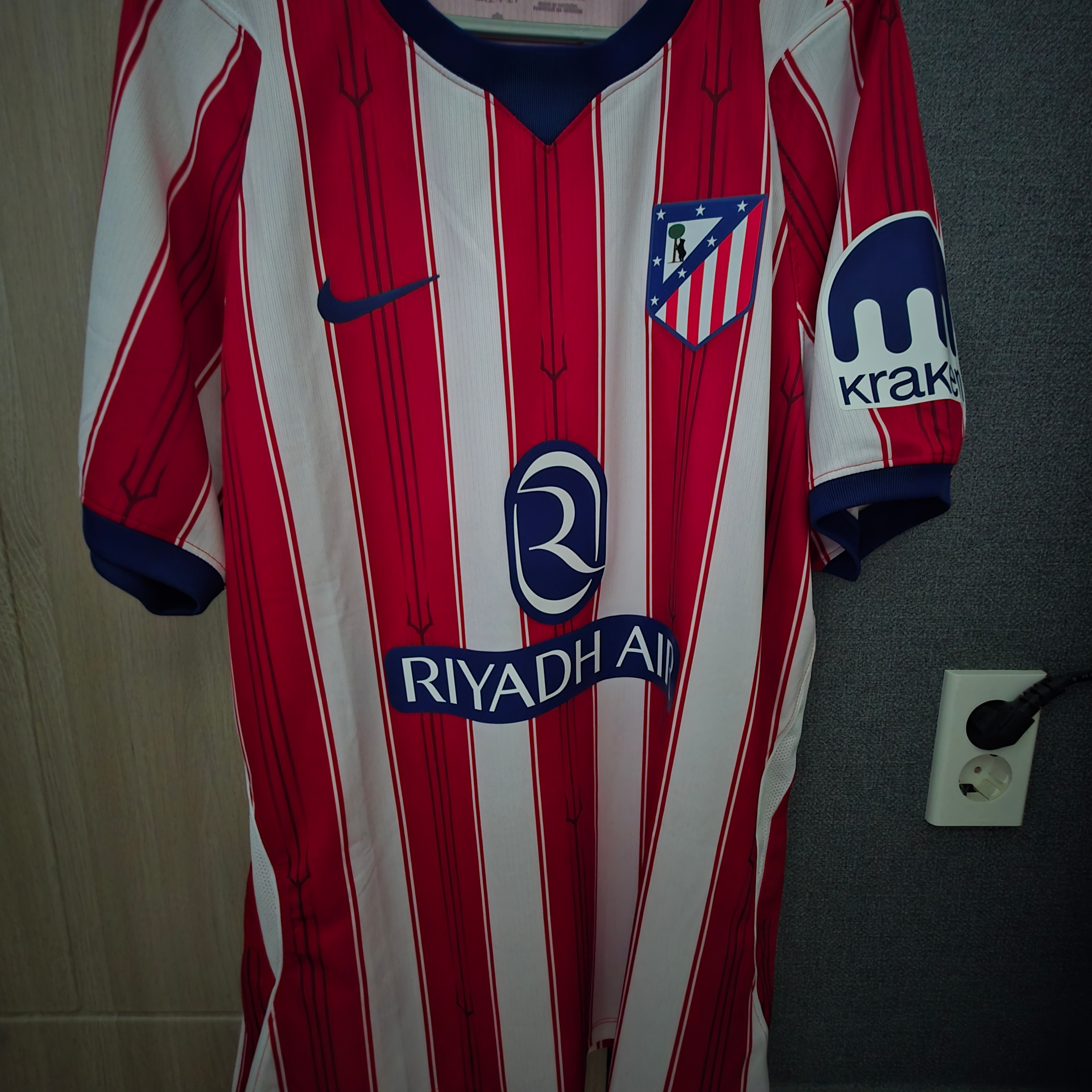 Nike Atletico Madrid 2026/27 Stadium Home Dri-Fit Replica Jersey White University Red (II1893-101) (Non Marking Ver.) 착용 스타일