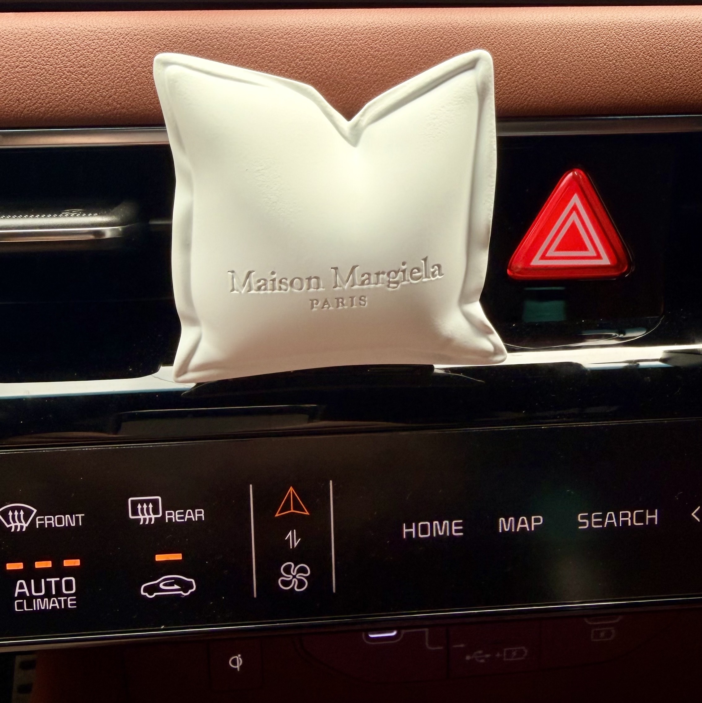 [사은품 이벤트] MAISON MARGIELA REPLICA LAZY SUNDAY MORNING CAR DIFFUSER 착용 스타일