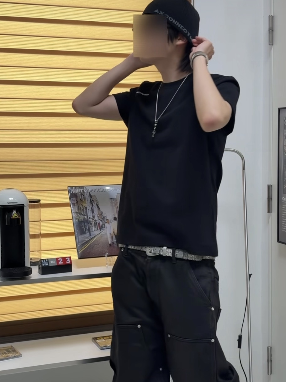 AX CONNECTION Technical Logo T-Shirt Black (Regular-Fit), AX CONNECTION Light Snake Texture Belt Beige 착용 스타일 - 1