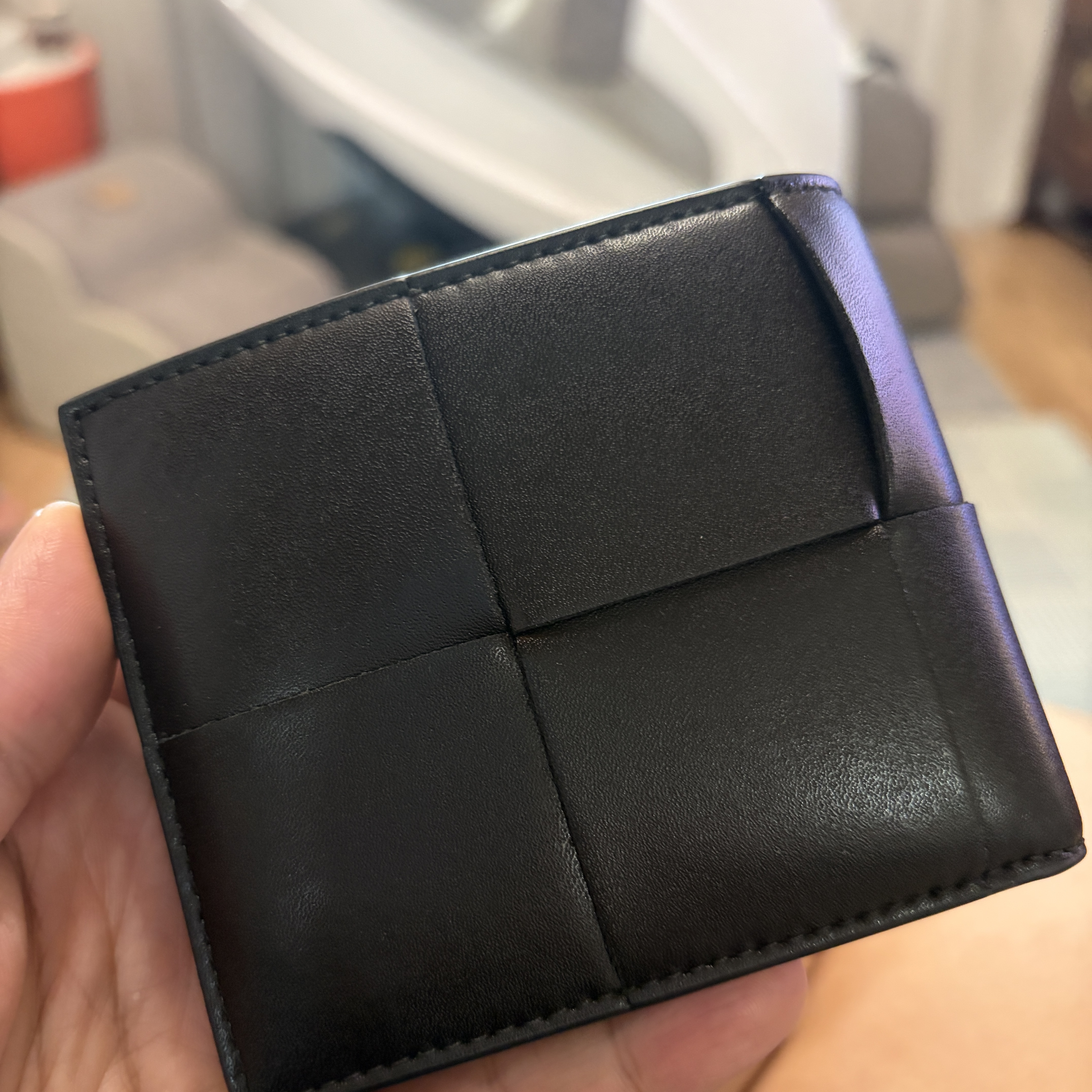 Bottega Veneta Bi-Fold Wallet Black 착용 스타일