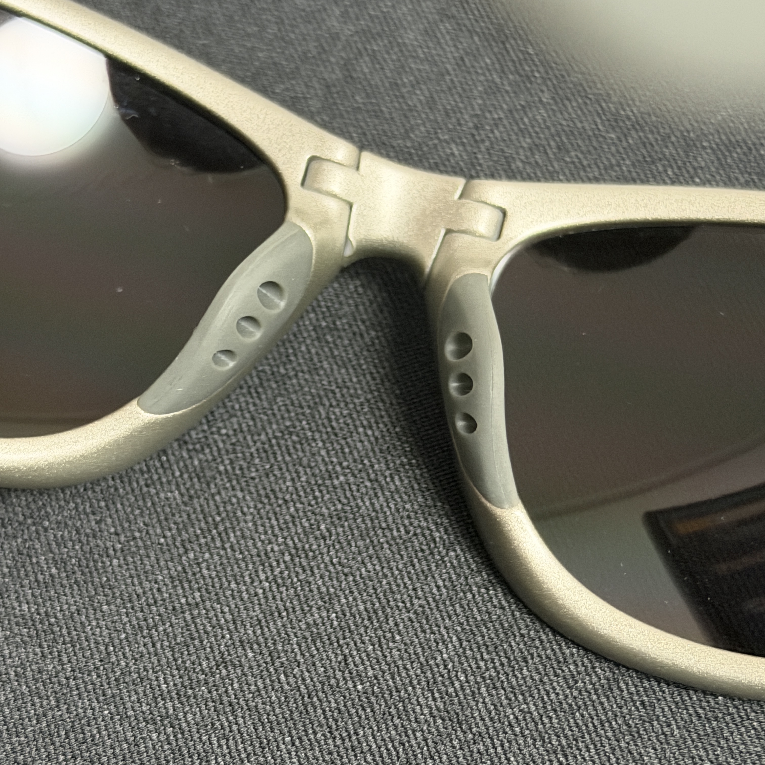 Montbell Trekking Glasses Silver Metallic Light Grey 착용 스타일 - 2