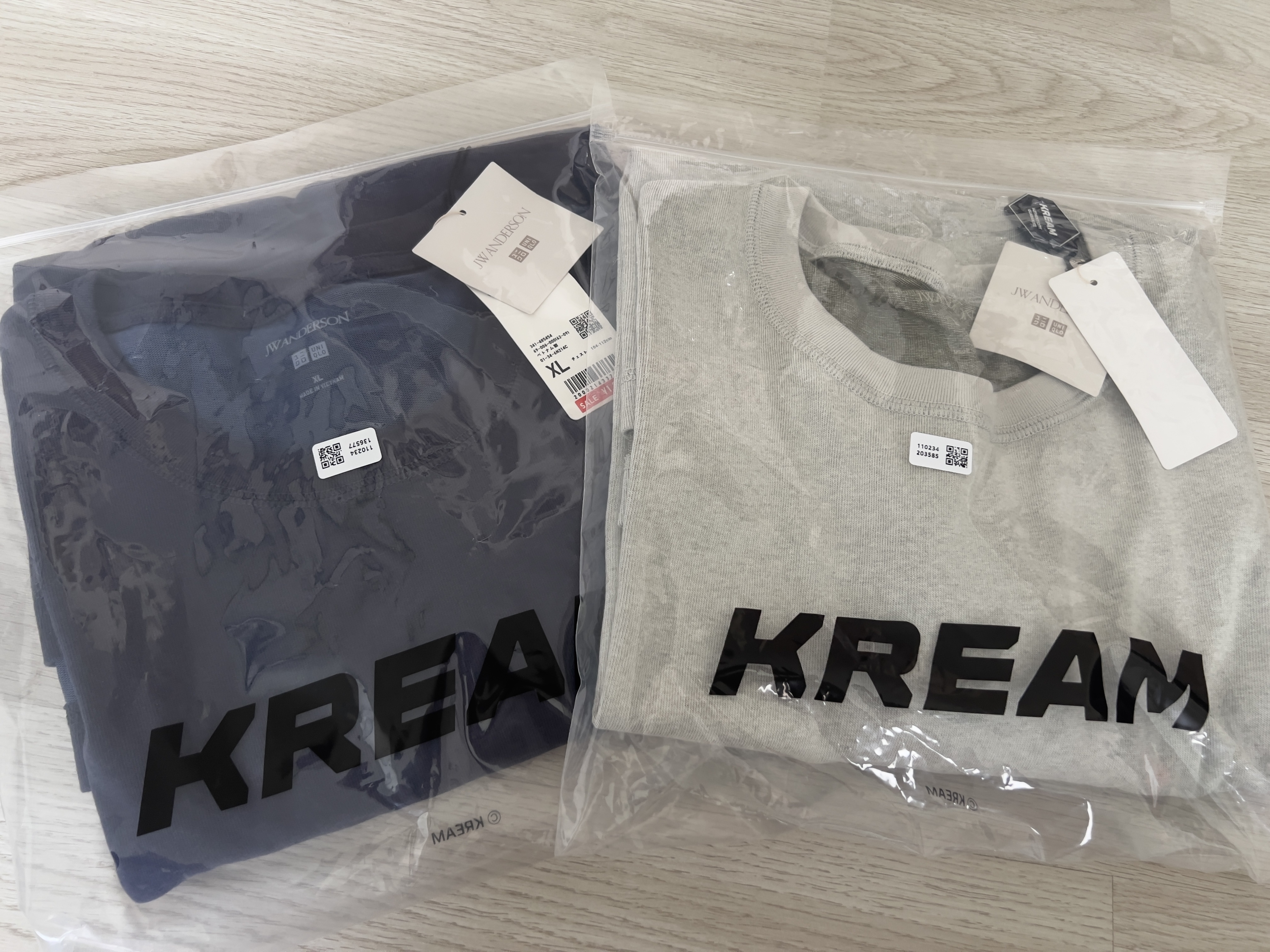 Uniqlo x JW Anderson Bi-Color T-Shirt Natural, Uniqlo x JW Anderson Bi-Color T-Shirt Navy 착용 스타일