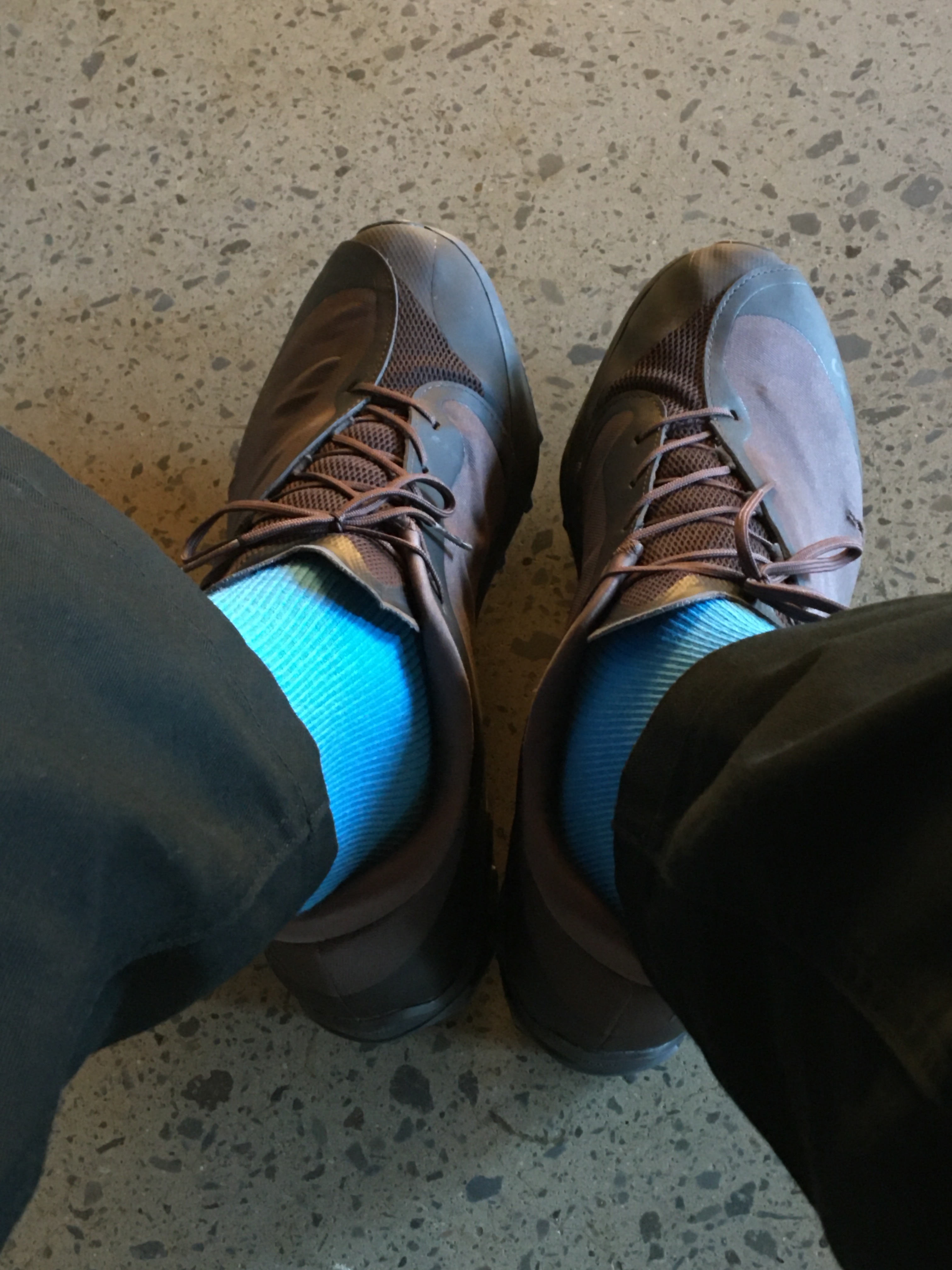 On Running x Post Archive Faction (Paf) Cloudventure Peak Cacao Espresso, Gentle Monster Karl 01 Black 착용 스타일 - 2