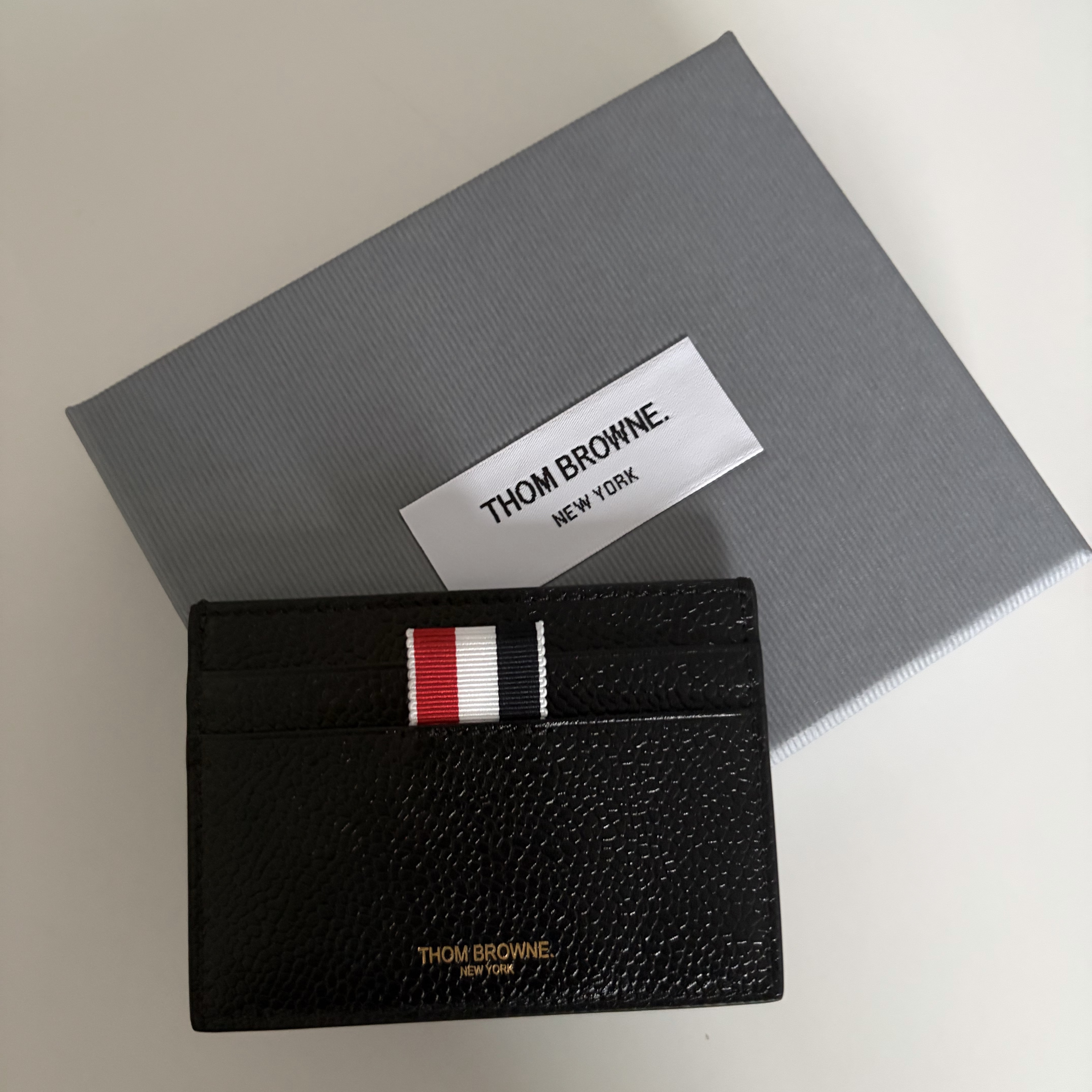Thom Browne Pebble Grain Leather Stripe Single Card Holder Black 착용 스타일