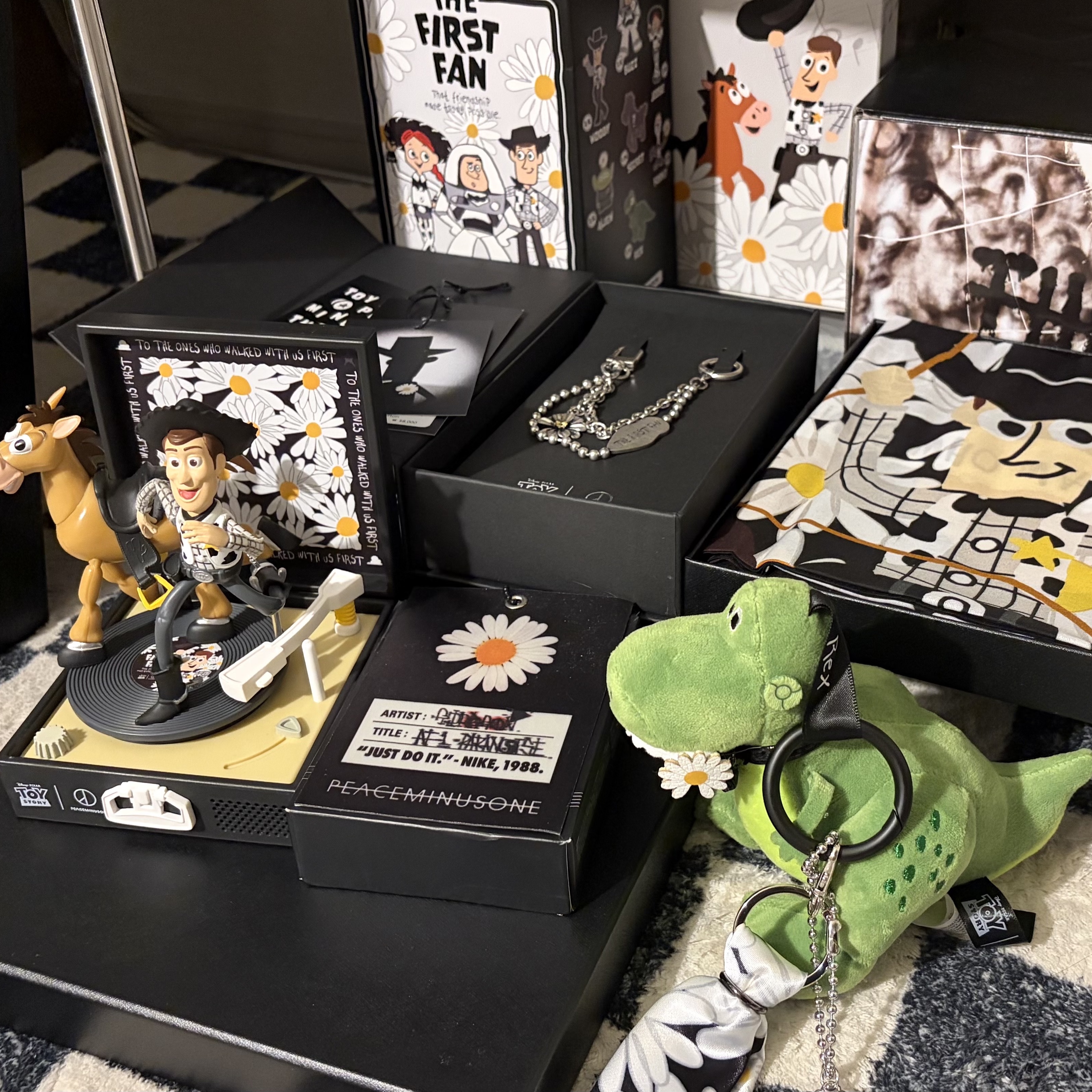 Casetify x Peaceminusone x Toy Story The First Fan Fashion Key Metal Chain Wrist Strap, Peaceminusone x Toy Story The First Fan Diorama Figure Record Player 착용 스타일 - 1