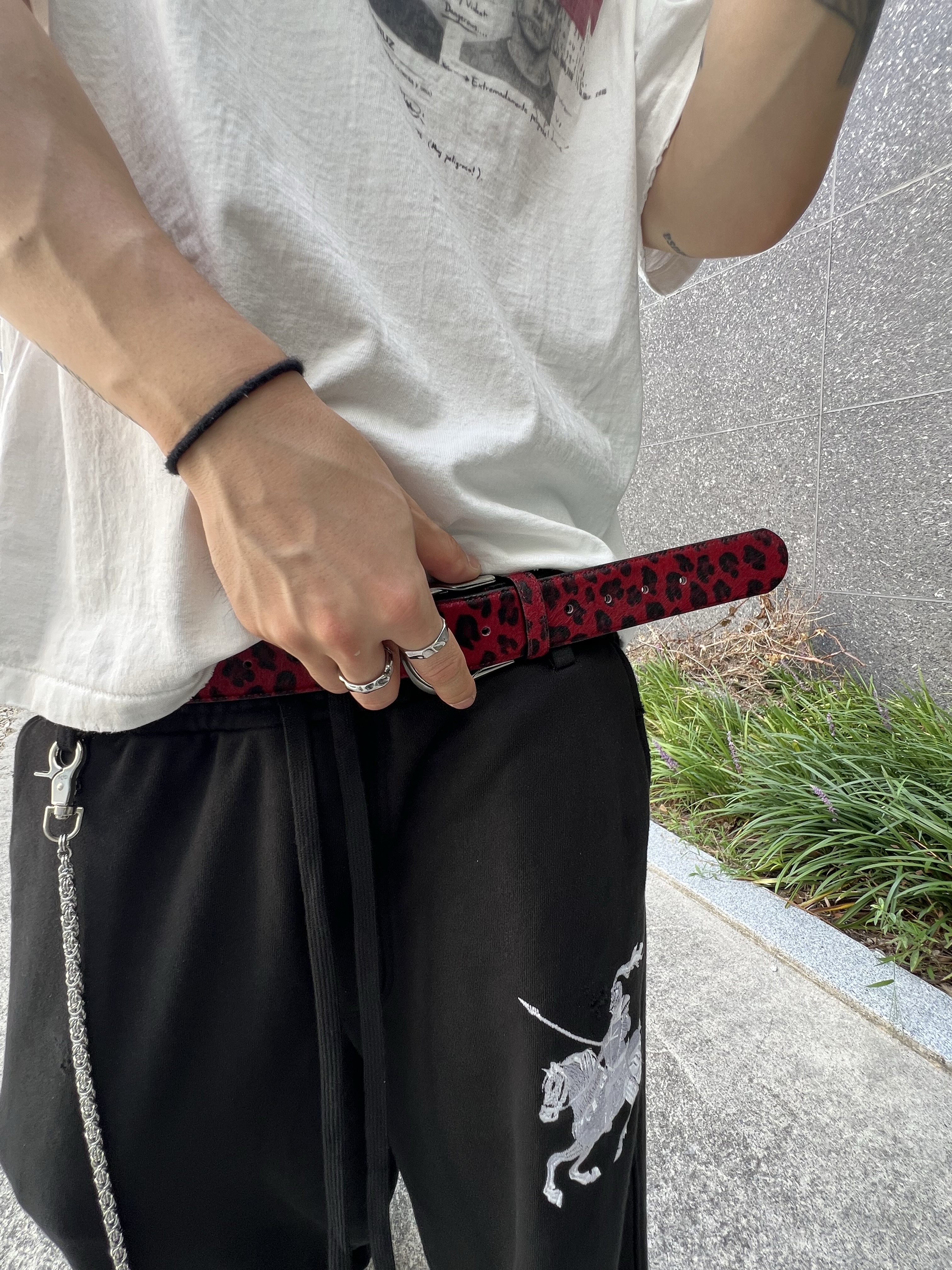 Undermycar Calf Hair Module Belt Strap Red Leopard, tornortied F.A.F Sweat Bermuda Pants
Black 착용 스타일 - 2