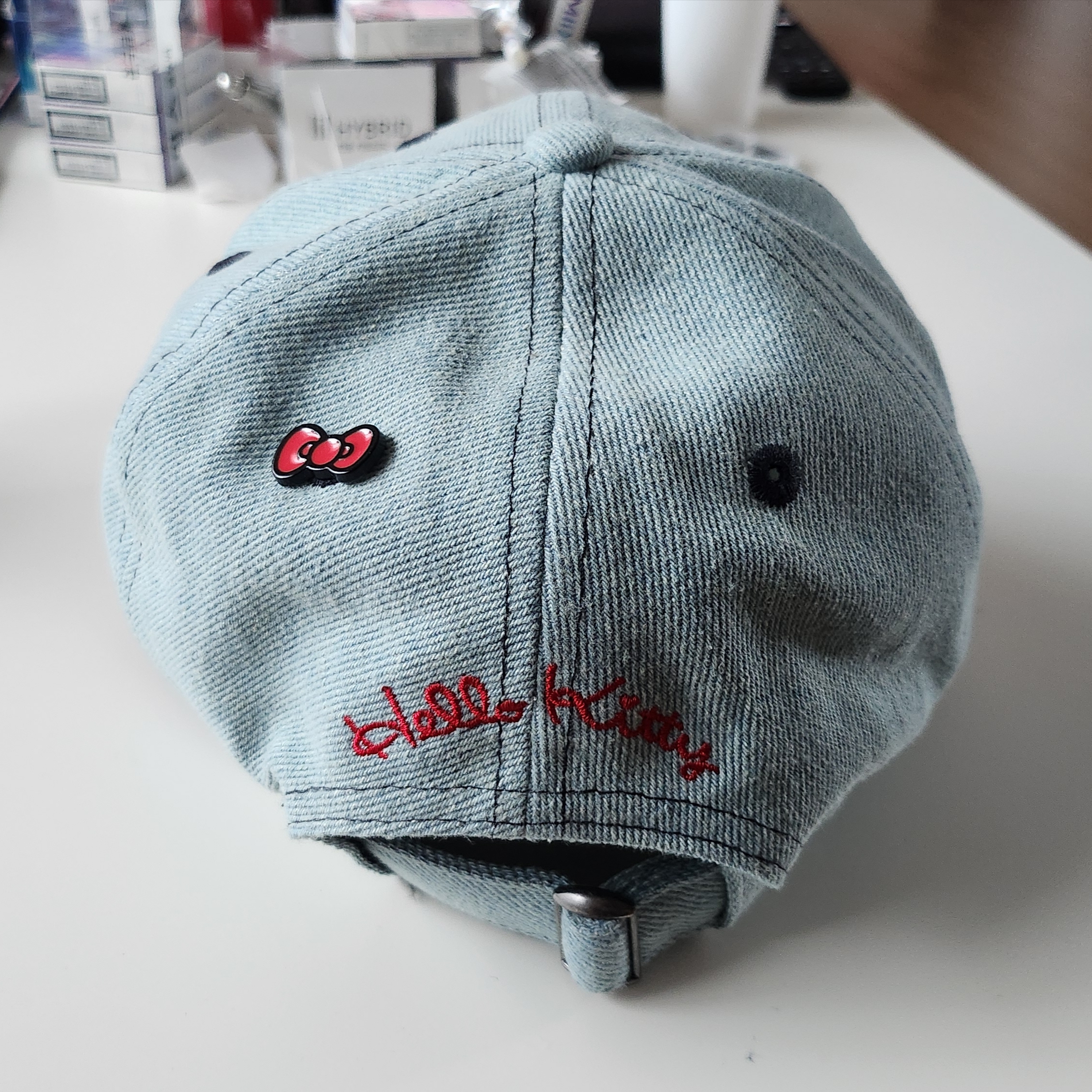New Era x Sanrio Hello Kitty Swarovski Ball Cap Light Blue 착용 스타일 - 2