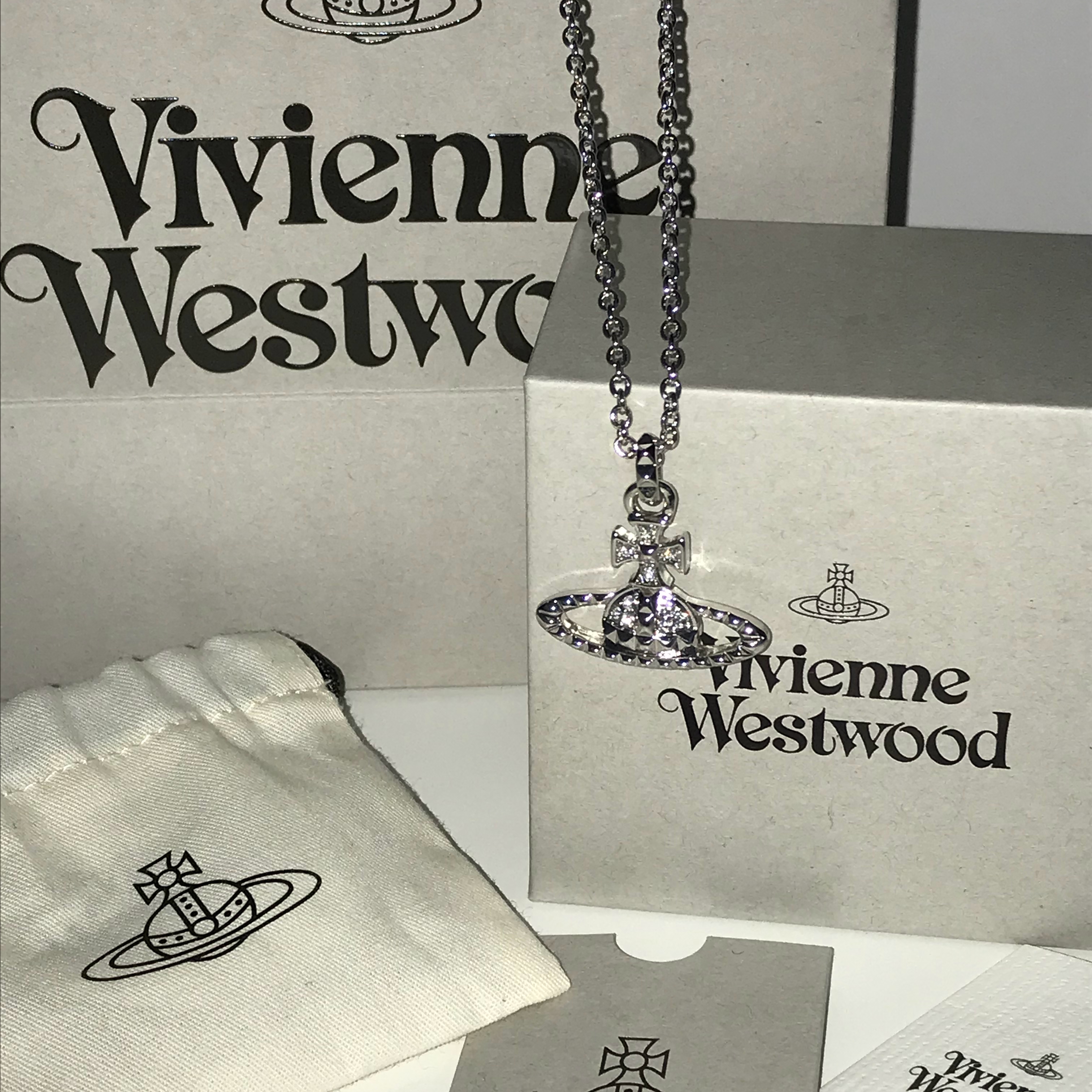 Vivienne Westwood Mayfair Bas Relief Pendant Silver 착용 스타일 - 2