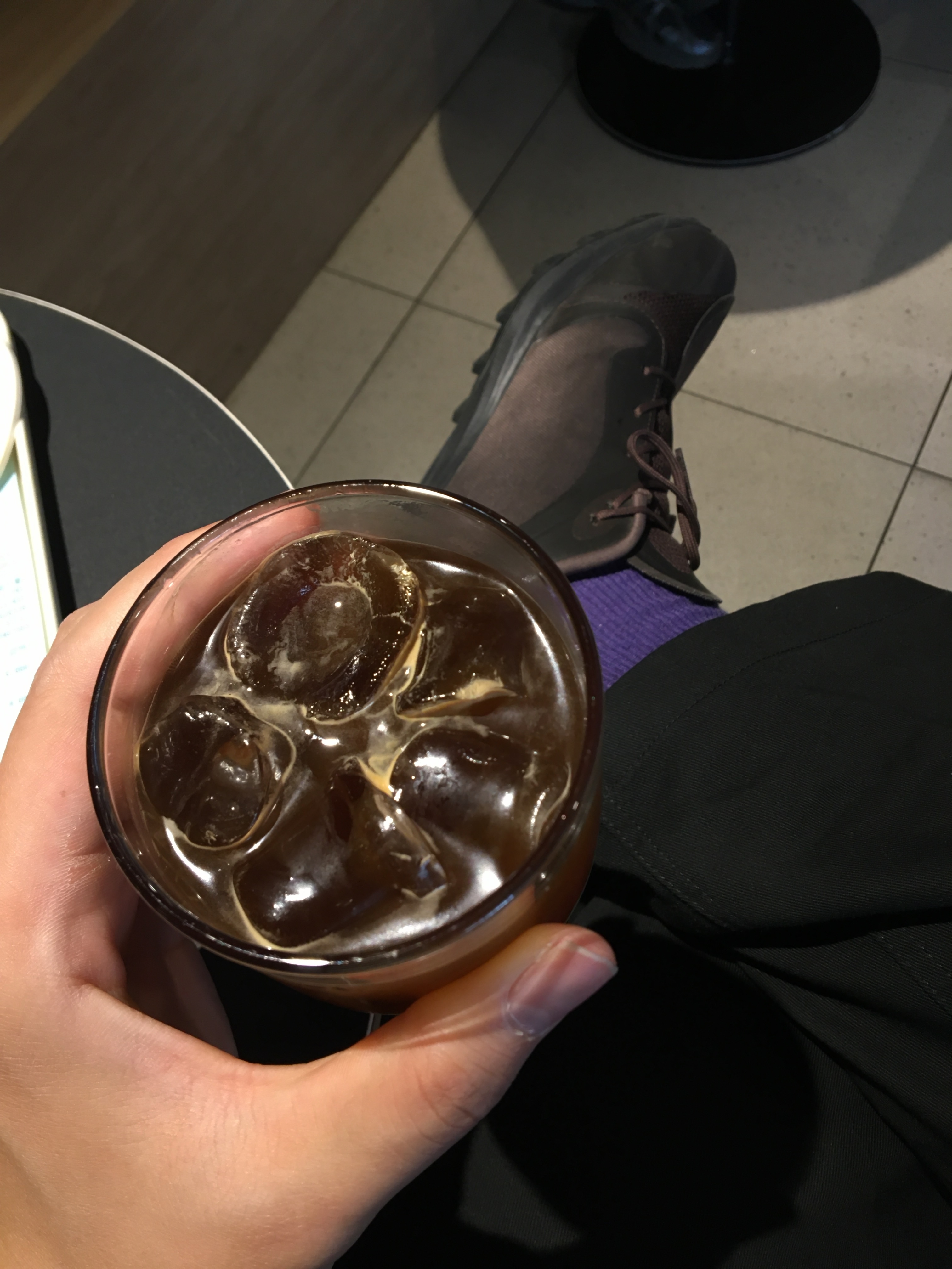 On Running x Post Archive Faction (Paf) Cloudventure Peak Cacao Espresso, Gentle Monster Karl 01 Black 착용 스타일 - 5