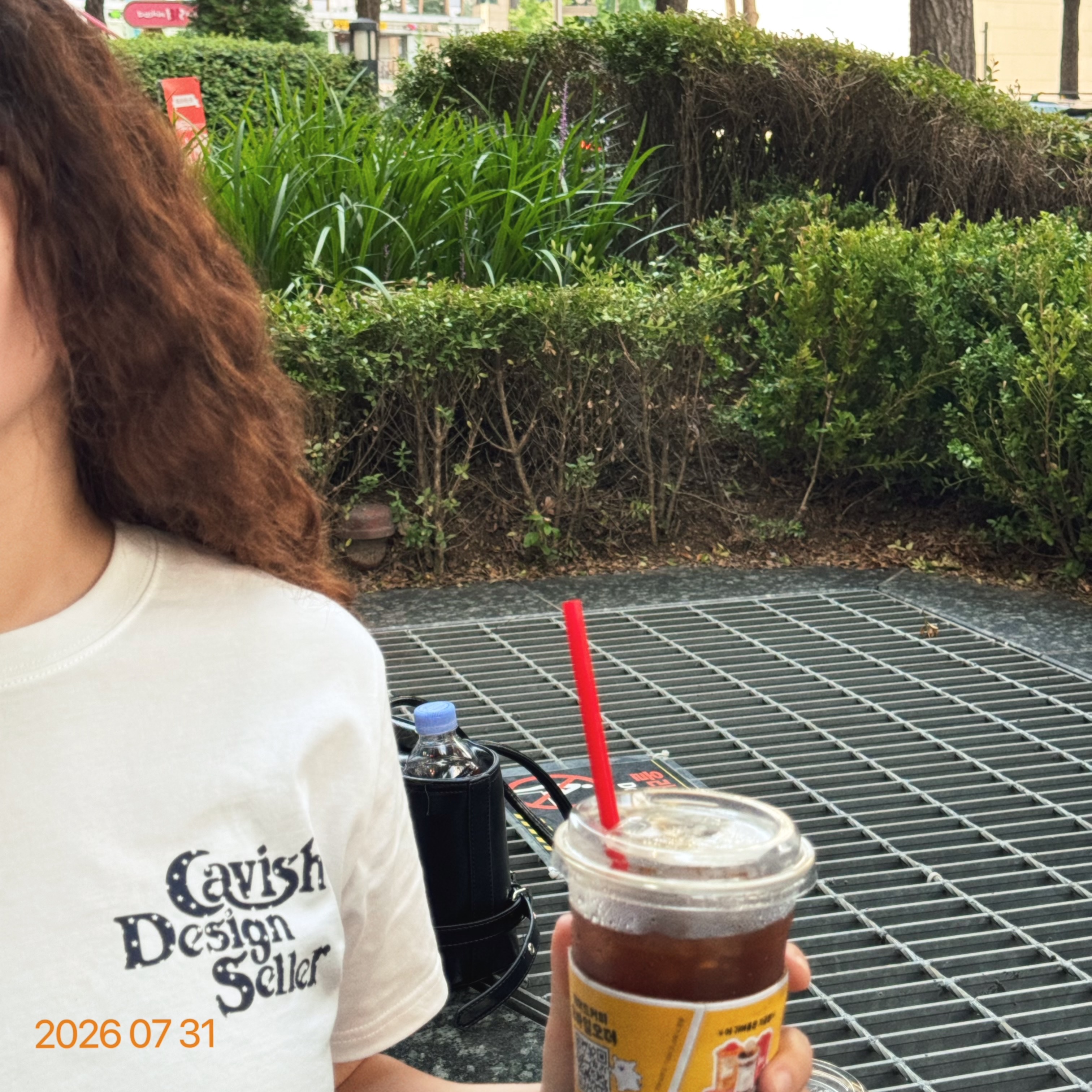 CAVISH W Star Seller Logo SS Tee White 착용 스타일 - 4