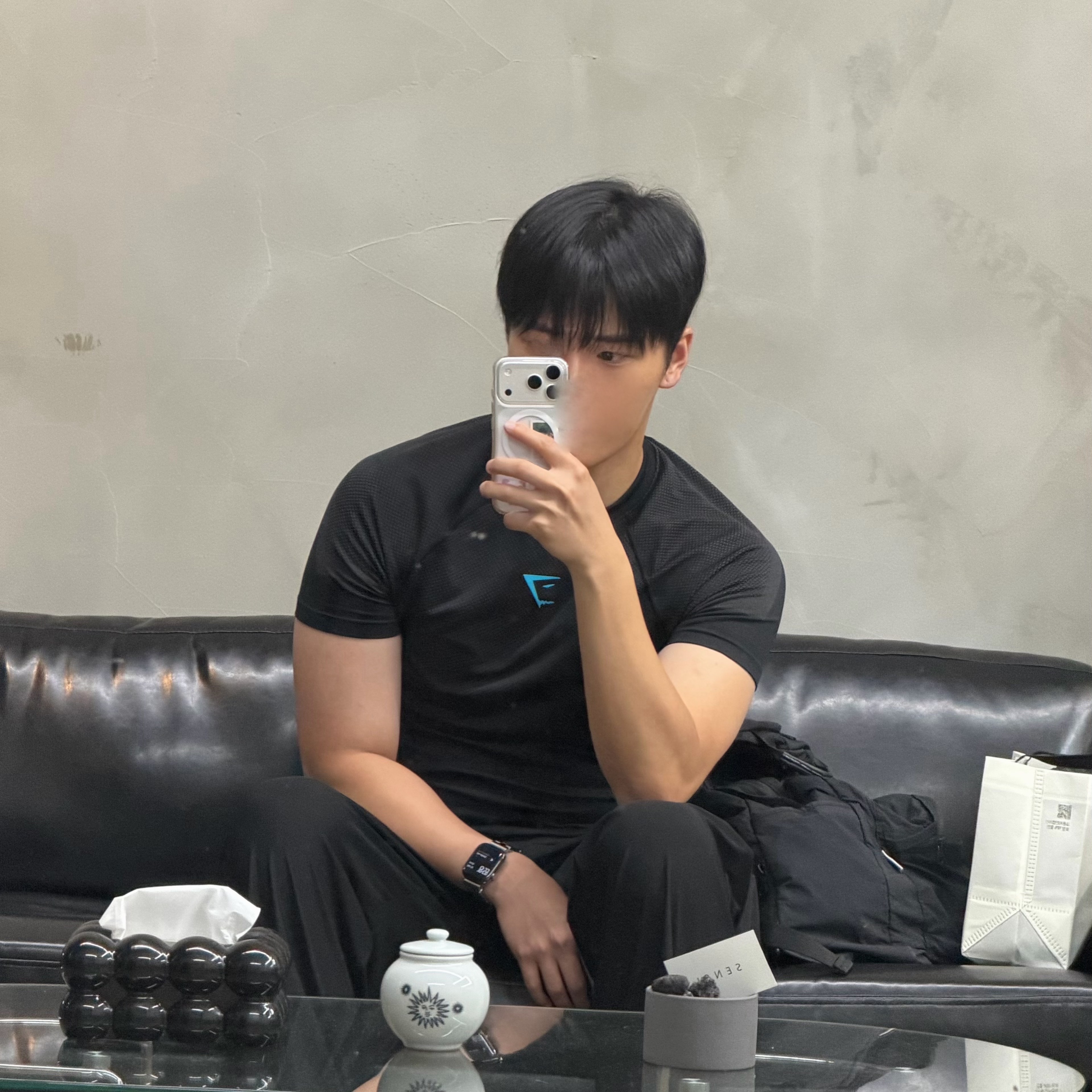 Gymshark Onyx 5.0 Seamless T-Shirt Black Onyx Grey 착용 스타일