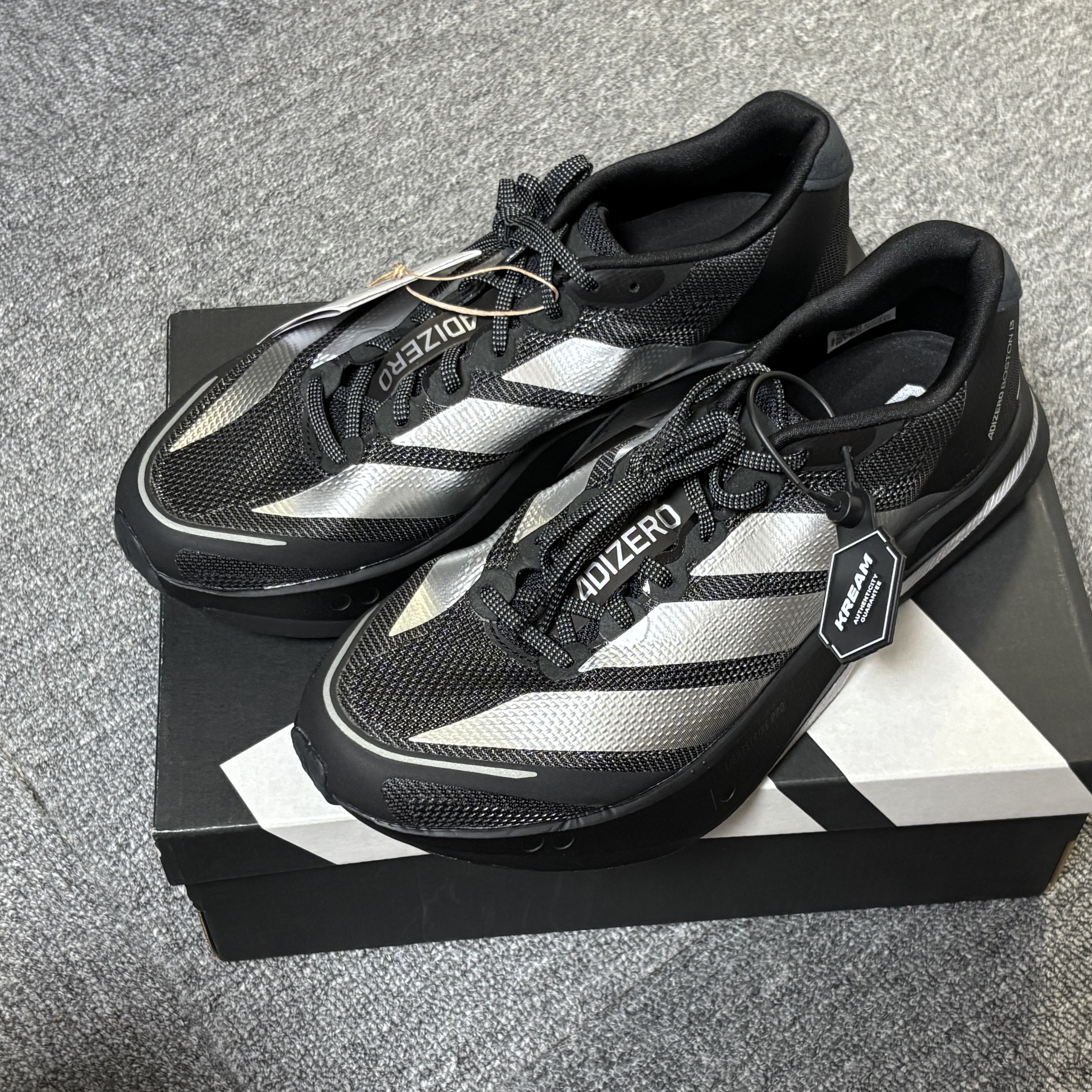 Adidas Adizero Boston 13 M Core Black Silver Metallic, Nike Dri-Fit Club Unstructured Metal Swoosh Cap Black 착용 스타일 - 2