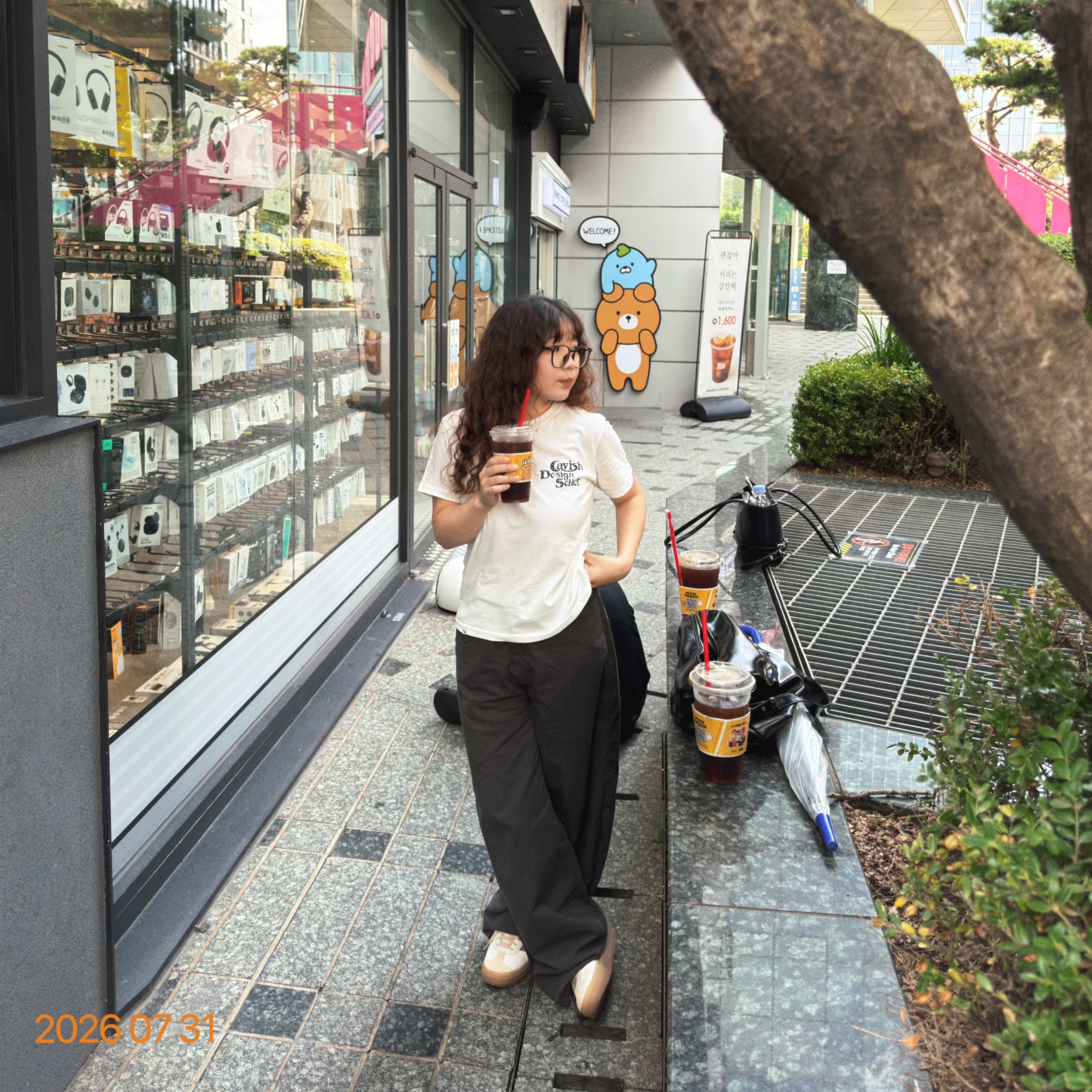 CAVISH W Star Seller Logo SS Tee White 착용 스타일 - 1