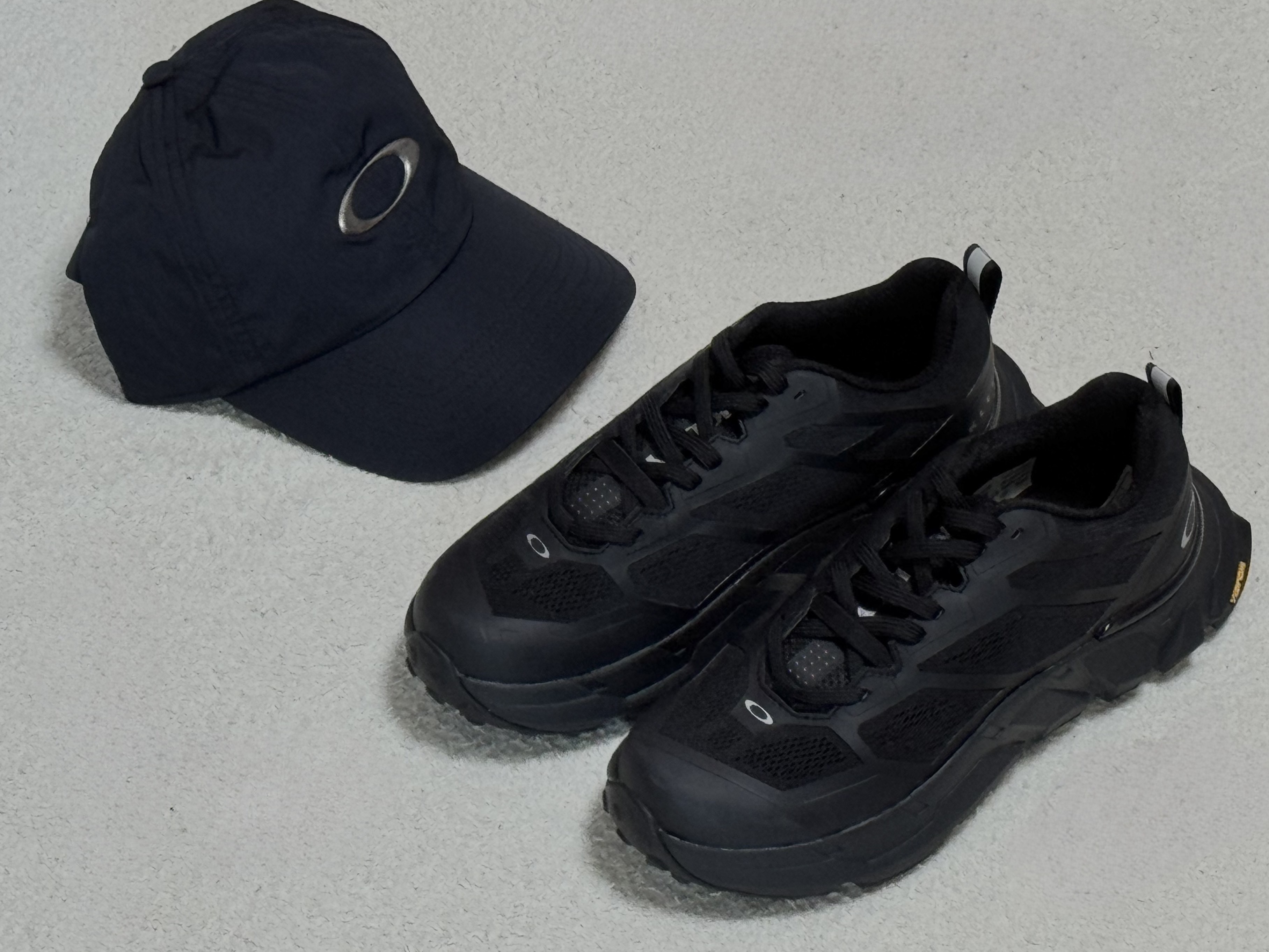 Oakley Light Breathe Triple Black, Oakley Tincan LX Cap Blackout 착용 스타일 - 3
