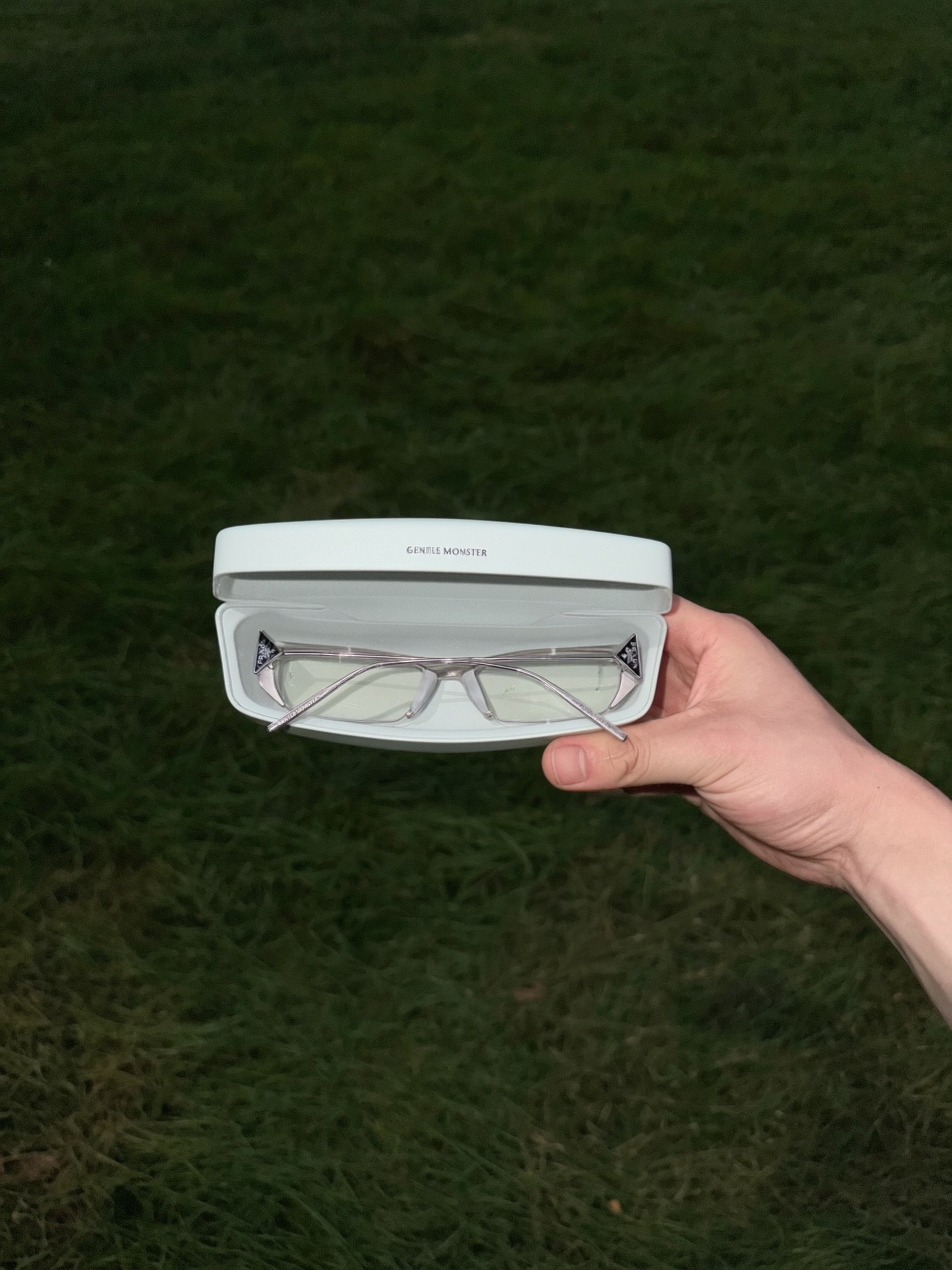 Gentle Monster x Prada 2 A02 Silver Clear 착용 스타일 - 6