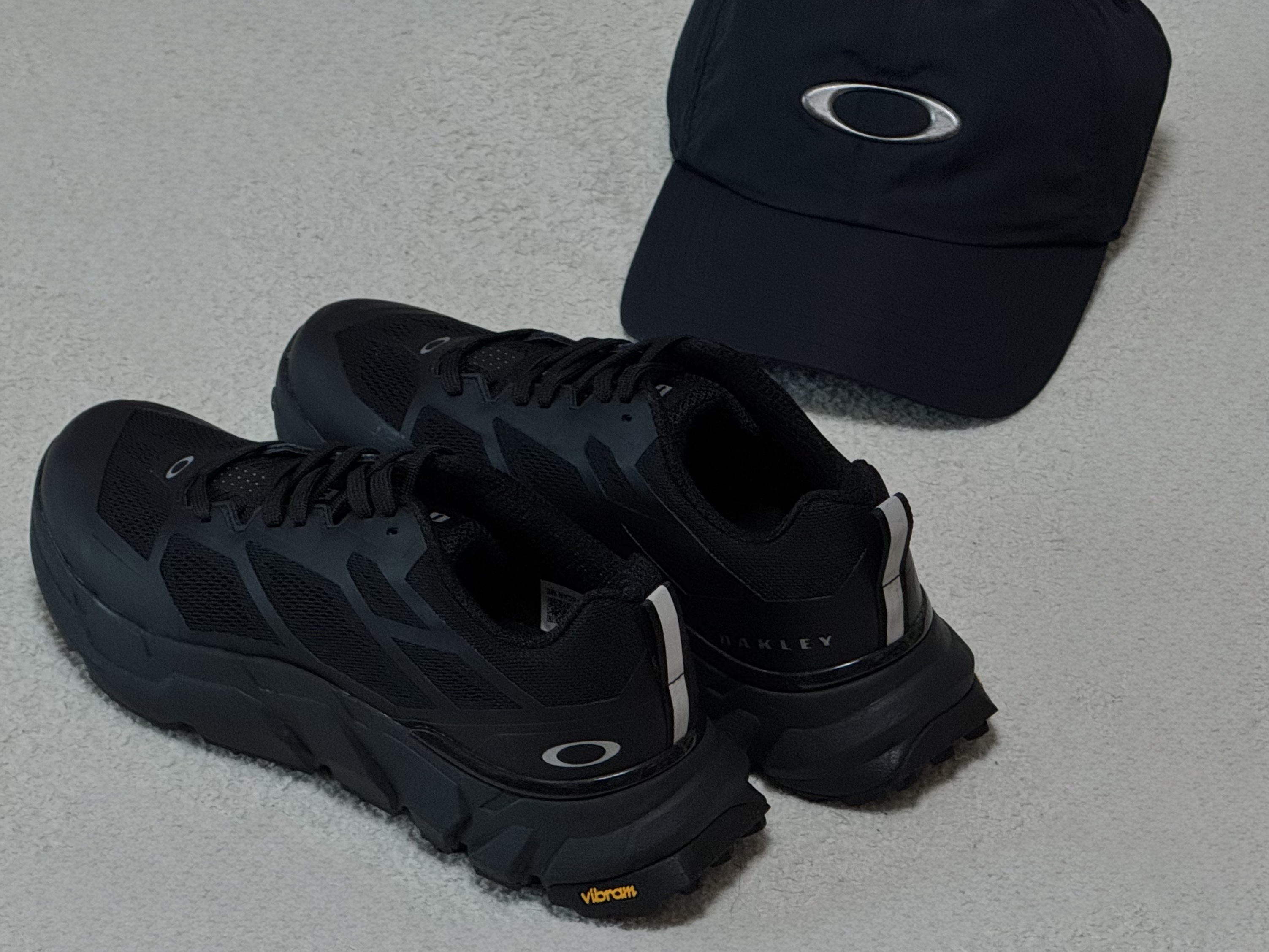 Oakley Light Breathe Triple Black, Oakley Tincan LX Cap Blackout 착용 스타일 - 2