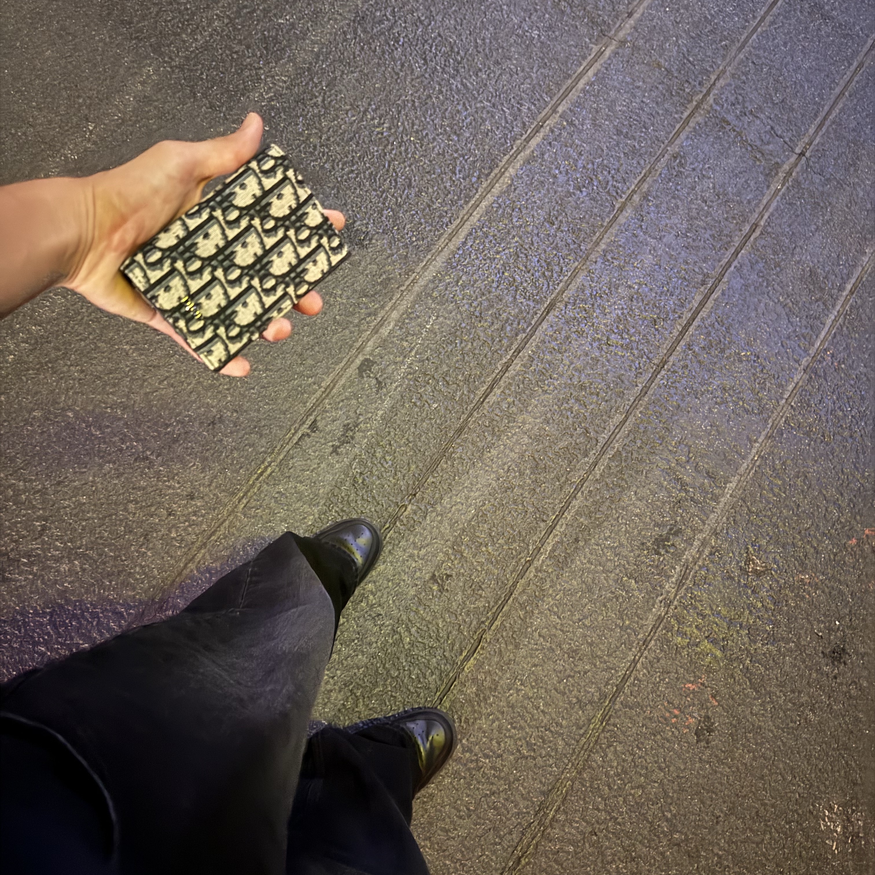 Dior Bi-Fold Card Holder Beige & Black Dior Oblique Jacquard, Zara x Ader Error Slit Jeans Black 착용 스타일