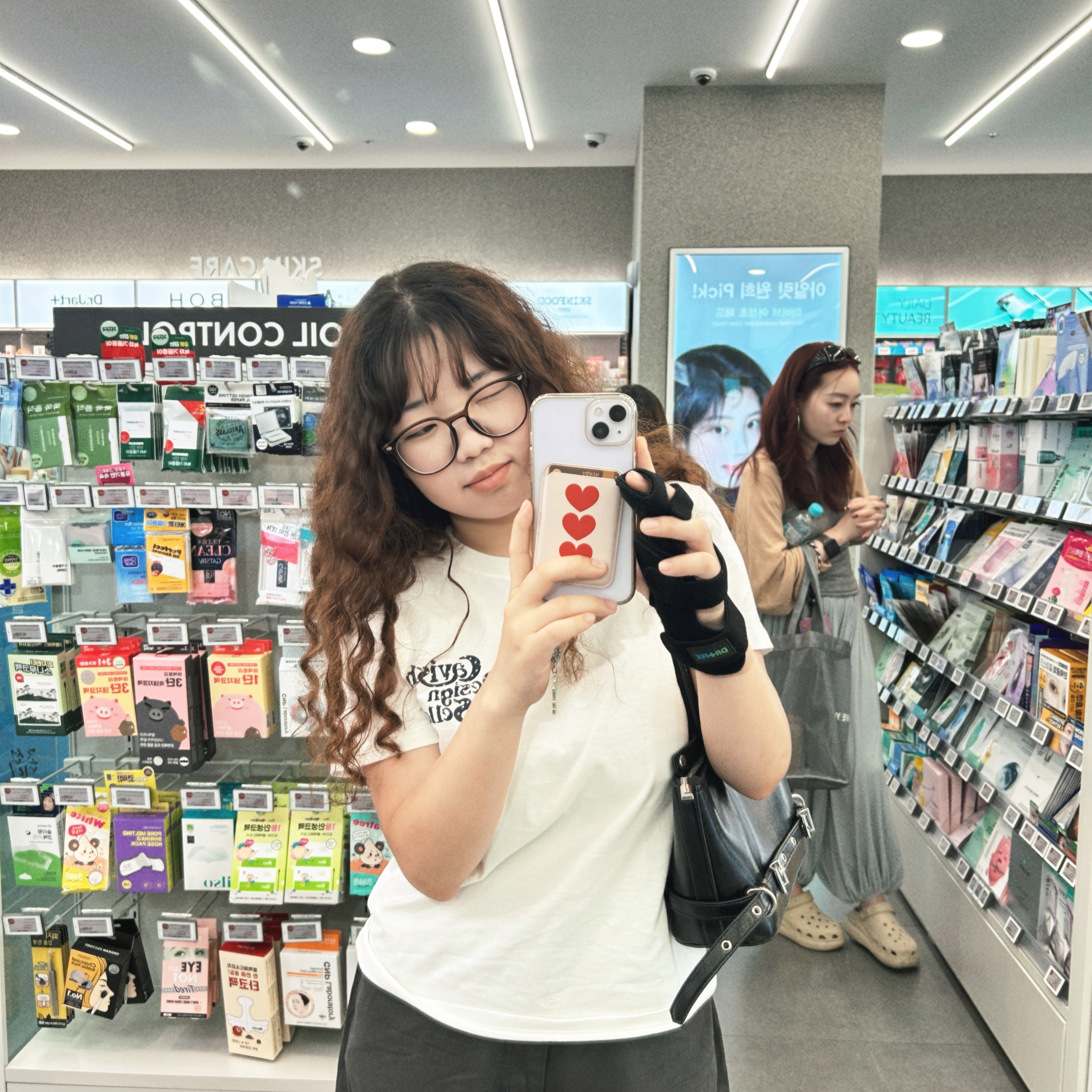 CAVISH W Star Seller Logo SS Tee White 착용 스타일 - 3