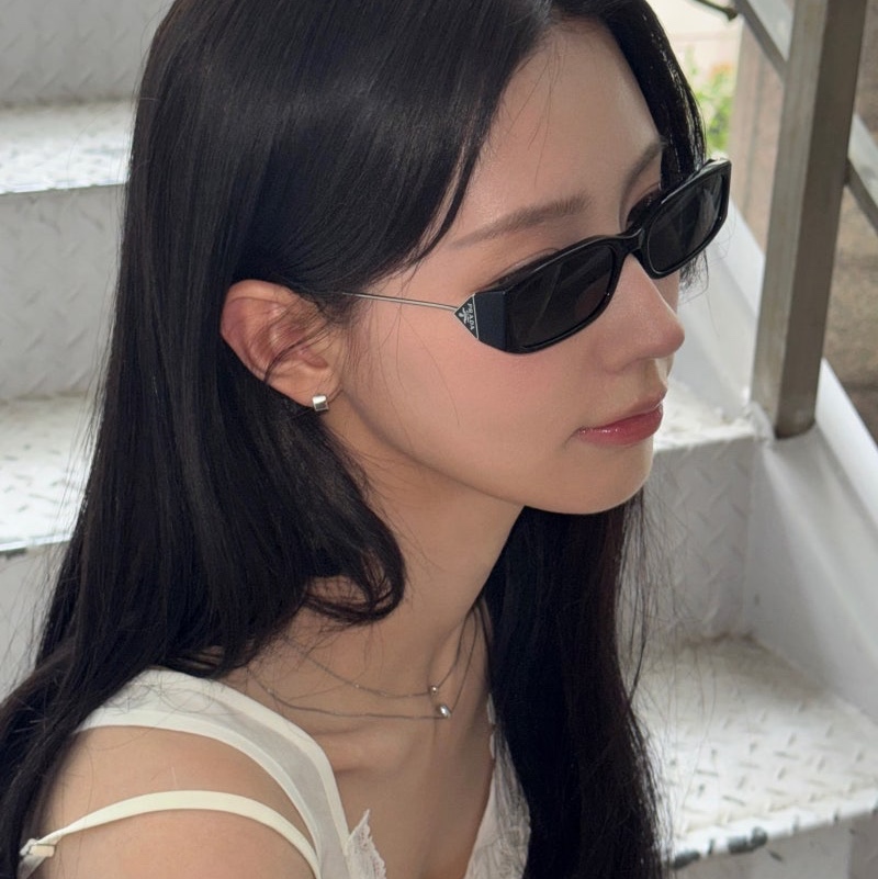 Gentle Monster x Prada 1 01 Black Black 착용 스타일 - 6