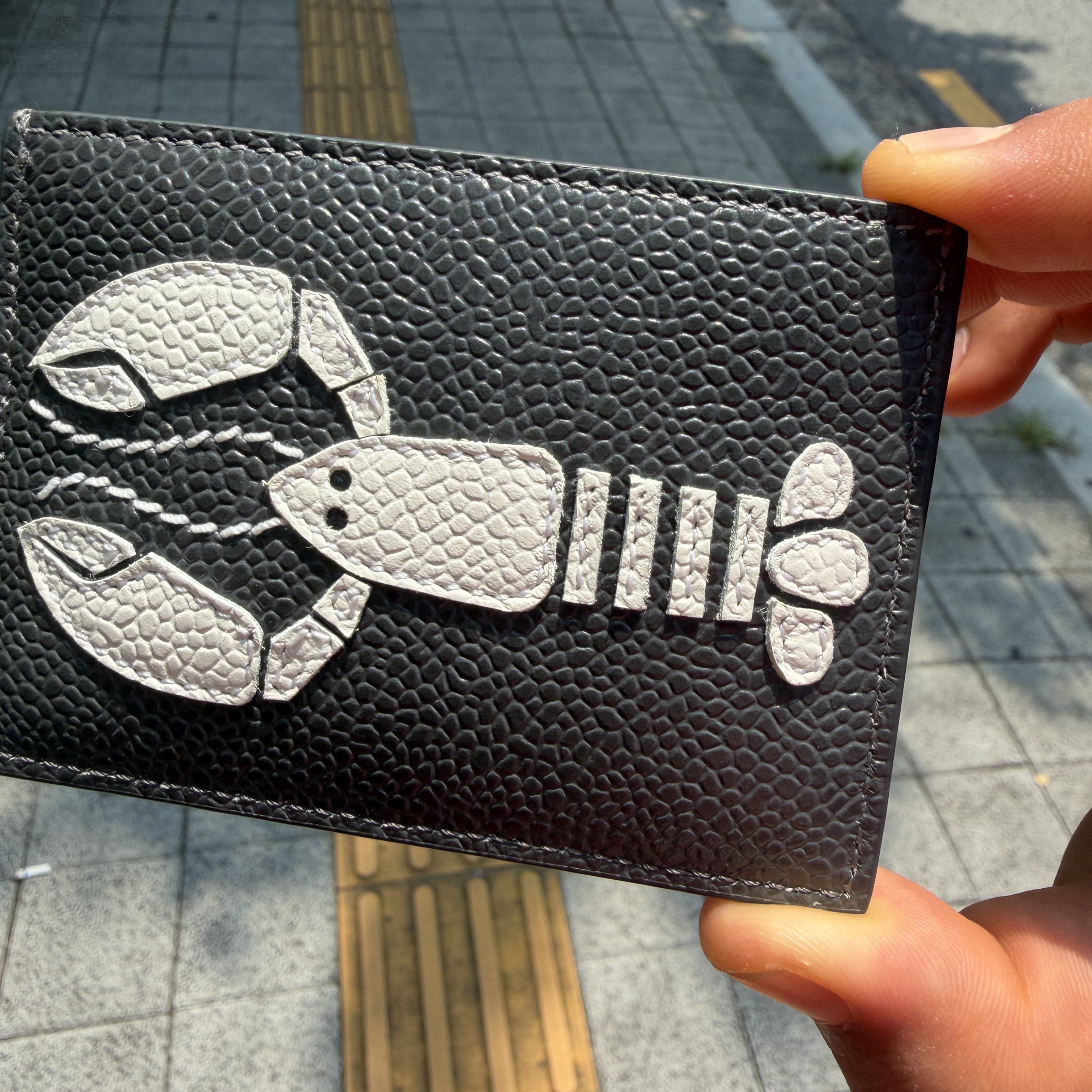 Thom Browne Pebble Grain Leather Lobster Applique Card Holder Dark Grey 착용 스타일 - 2