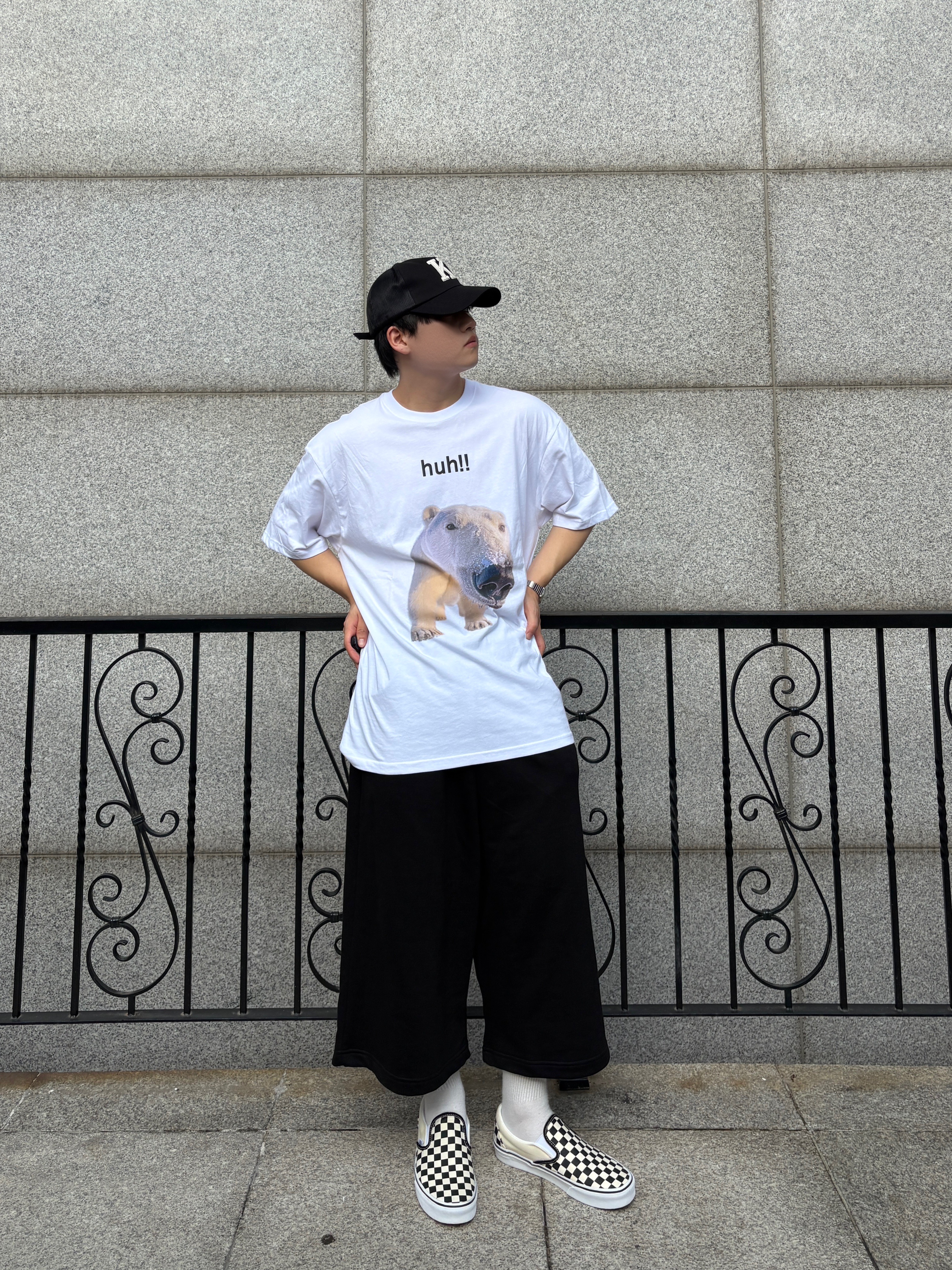 Suade Huh Tee White, Vans Slip-On Checkerboard 착용 스타일 - 4