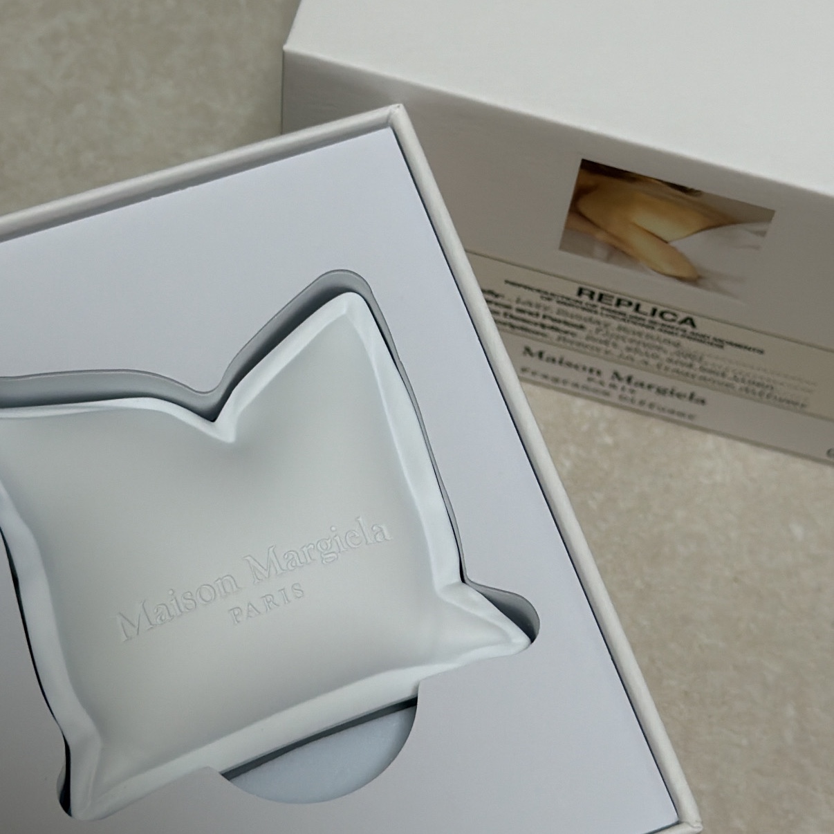 [사은품 이벤트] MAISON MARGIELA REPLICA LAZY SUNDAY MORNING CAR DIFFUSER 착용 스타일 - 2